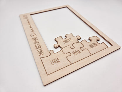Personalisierter Bilderrahmen aus Holz mit Passepartout im skandinavischen Stil, emotionales Mama Geschenk mit Familienfoto, gravierter Schriftzug „Danke dass du uns zusammen hältst“, Puzzle Design mit Namen Luisa, Moritz, Mama, Julian, individuelles Muttertagsgeschenk, Fotogeschenk Familie, personalisiertes Geschenk Mama, Holzrahmen modern, Familienrahmen mit Namen, Geschenk für Mutter, Bilderrahmen personalisiert, liebevolles Erinnerungsstück für Zuhause, Geschenkidee Mama Geburtstag Weihnachten