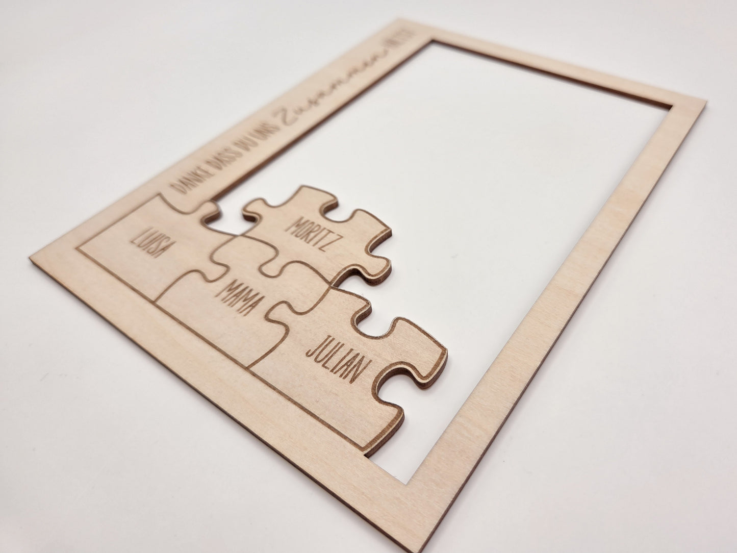 Personalisierter Bilderrahmen aus Holz mit Passepartout im skandinavischen Stil, emotionales Mama Geschenk mit Familienfoto, gravierter Schriftzug „Danke dass du uns zusammen hältst“, Puzzle Design mit Namen Luisa, Moritz, Mama, Julian, individuelles Muttertagsgeschenk, Fotogeschenk Familie, personalisiertes Geschenk Mama, Holzrahmen modern, Familienrahmen mit Namen, Geschenk für Mutter, Bilderrahmen personalisiert, liebevolles Erinnerungsstück für Zuhause, Geschenkidee Mama Geburtstag Weihnachten