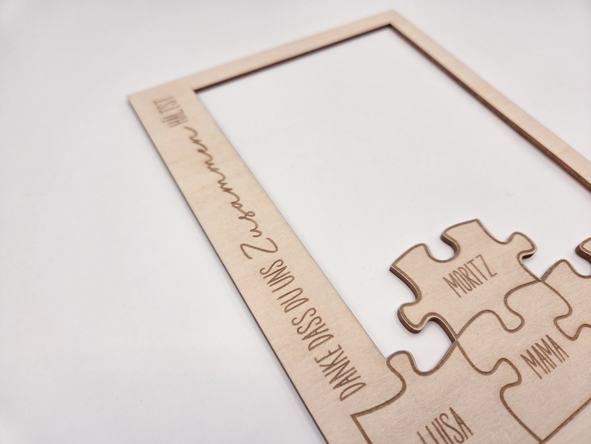 Personalisierter Bilderrahmen aus Holz mit Passepartout im skandinavischen Stil, emotionales Mama Geschenk mit Familienfoto, gravierter Schriftzug „Danke dass du uns zusammen hältst“, Puzzle Design mit Namen Luisa, Moritz, Mama, Julian, individuelles Muttertagsgeschenk, Fotogeschenk Familie, personalisiertes Geschenk Mama, Holzrahmen modern, Familienrahmen mit Namen, Geschenk für Mutter, Bilderrahmen personalisiert, liebevolles Erinnerungsstück für Zuhause, Geschenkidee Mama Geburtstag Weihnachten