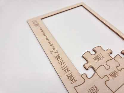 Personalisierter Bilderrahmen aus Holz mit Passepartout im skandinavischen Stil, emotionales Mama Geschenk mit Familienfoto, gravierter Schriftzug „Danke dass du uns zusammen hältst“, Puzzle Design mit Namen Luisa, Moritz, Mama, Julian, individuelles Muttertagsgeschenk, Fotogeschenk Familie, personalisiertes Geschenk Mama, Holzrahmen modern, Familienrahmen mit Namen, Geschenk für Mutter, Bilderrahmen personalisiert, liebevolles Erinnerungsstück für Zuhause, Geschenkidee Mama Geburtstag Weihnachten