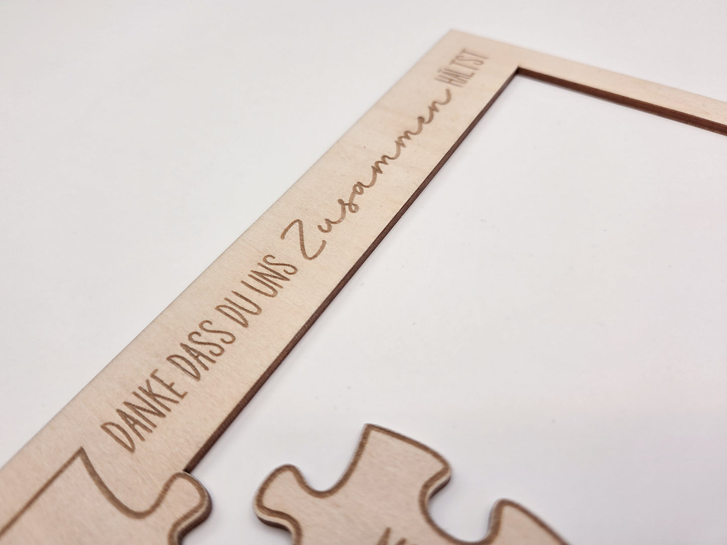Personalisierter Bilderrahmen aus Holz mit Passepartout im skandinavischen Stil, emotionales Mama Geschenk mit Familienfoto, gravierter Schriftzug „Danke dass du uns zusammen hältst“, Puzzle Design mit Namen Luisa, Moritz, Mama, Julian, individuelles Muttertagsgeschenk, Fotogeschenk Familie, personalisiertes Geschenk Mama, Holzrahmen modern, Familienrahmen mit Namen, Geschenk für Mutter, Bilderrahmen personalisiert, liebevolles Erinnerungsstück für Zuhause, Geschenkidee Mama Geburtstag Weihnachten