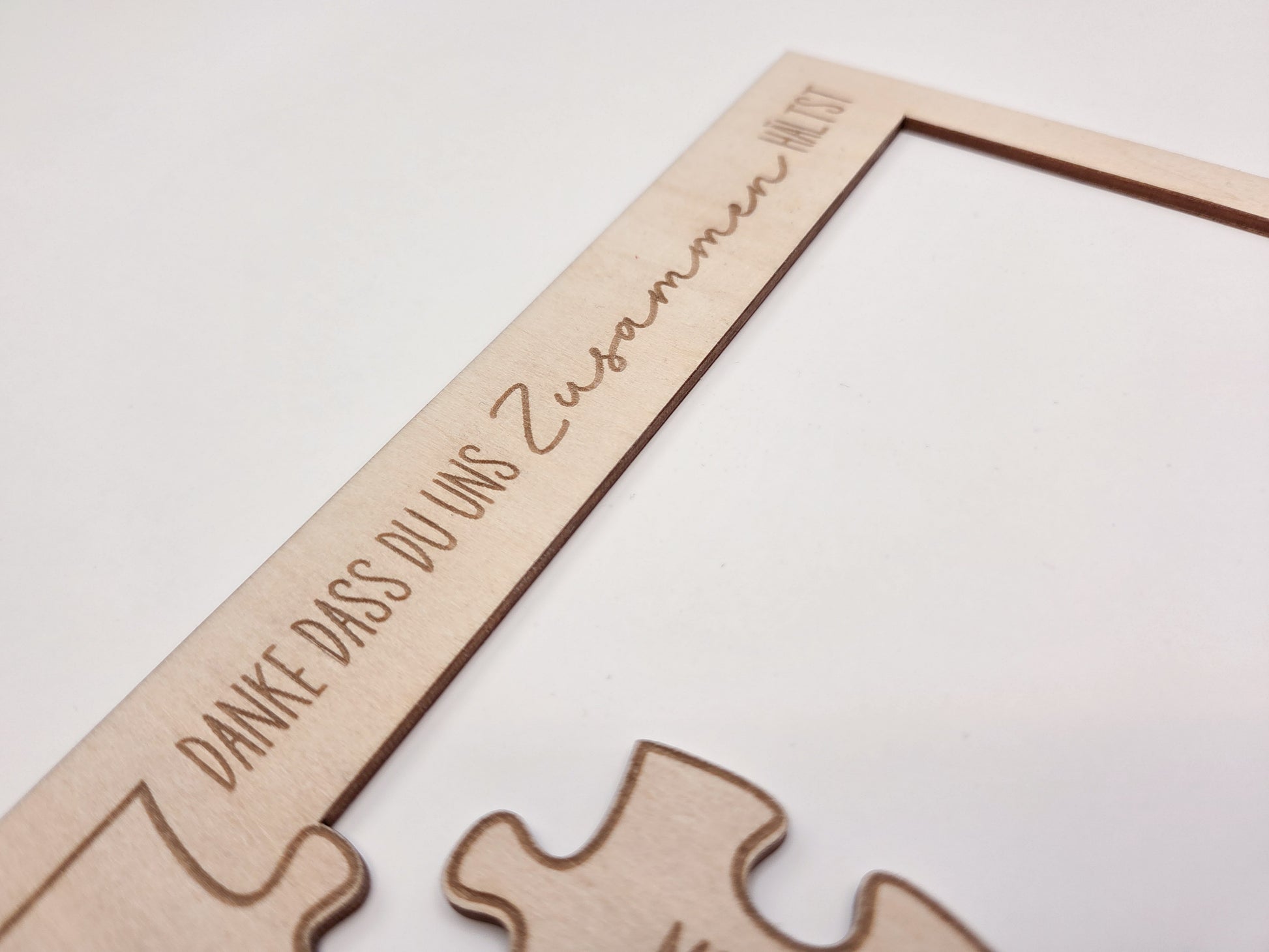 Personalisierter Bilderrahmen aus Holz mit Passepartout im skandinavischen Stil, emotionales Mama Geschenk mit Familienfoto, gravierter Schriftzug „Danke dass du uns zusammen hältst“, Puzzle Design mit Namen Luisa, Moritz, Mama, Julian, individuelles Muttertagsgeschenk, Fotogeschenk Familie, personalisiertes Geschenk Mama, Holzrahmen modern, Familienrahmen mit Namen, Geschenk für Mutter, Bilderrahmen personalisiert, liebevolles Erinnerungsstück für Zuhause, Geschenkidee Mama Geburtstag Weihnachten