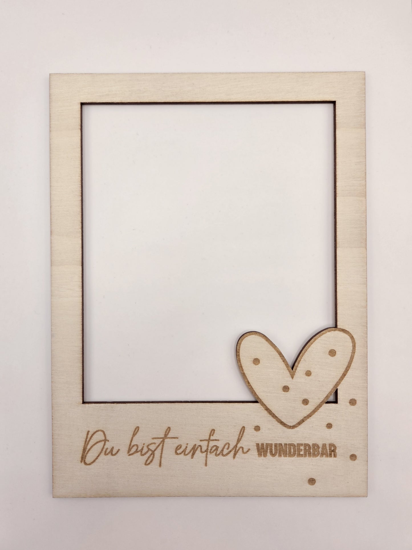 Personalisierter Bilderrahmen aus Holz mit Gravur Du bist einfach wunderbar, emotionales Geschenk für Mama, Muttertag, Geburtstag oder Weihnachten. Moderner Holzrahmen im Skandi Stil mit Herz Detail als Geschenk für Mutter, Oma, Bonusmama oder Herzensmensch. Dekorativer Fotorahmen aus Holz für persönliche Erinnerungen und Familienfotos. Liebevolles Muttertagsgeschenk mit Gravur, Fotogeschenk für Mama, Geschenkidee für Frauen und Familie.