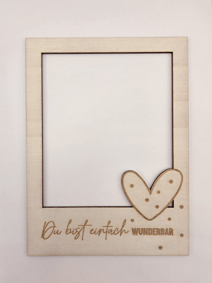 Personalisierter Bilderrahmen aus Holz mit Gravur Du bist einfach wunderbar, emotionales Geschenk für Mama, Muttertag, Geburtstag oder Weihnachten. Moderner Holzrahmen im Skandi Stil mit Herz Detail als Geschenk für Mutter, Oma, Bonusmama oder Herzensmensch. Dekorativer Fotorahmen aus Holz für persönliche Erinnerungen und Familienfotos. Liebevolles Muttertagsgeschenk mit Gravur, Fotogeschenk für Mama, Geschenkidee für Frauen und Familie.