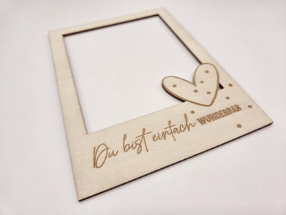 Personalisierter Bilderrahmen aus Holz mit Gravur Du bist einfach wunderbar, emotionales Geschenk für Mama, Muttertag, Geburtstag oder Weihnachten. Moderner Holzrahmen im Skandi Stil mit Herz Detail als Geschenk für Mutter, Oma, Bonusmama oder Herzensmensch. Dekorativer Fotorahmen aus Holz für persönliche Erinnerungen und Familienfotos. Liebevolles Muttertagsgeschenk mit Gravur, Fotogeschenk für Mama, Geschenkidee für Frauen und Familie.