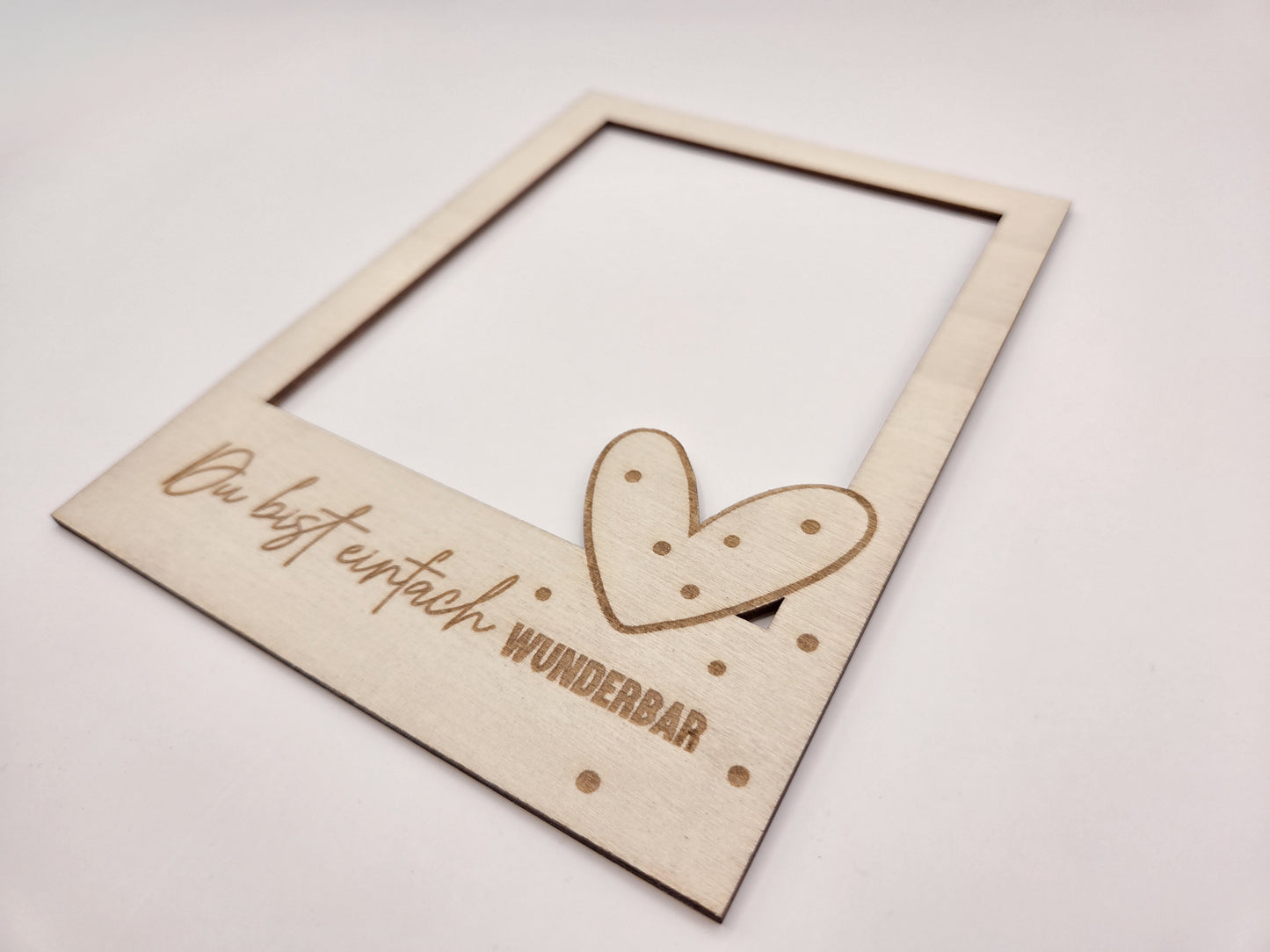 Personalisierter Bilderrahmen aus Holz mit Gravur Du bist einfach wunderbar, emotionales Geschenk für Mama, Muttertag, Geburtstag oder Weihnachten. Moderner Holzrahmen im Skandi Stil mit Herz Detail als Geschenk für Mutter, Oma, Bonusmama oder Herzensmensch. Dekorativer Fotorahmen aus Holz für persönliche Erinnerungen und Familienfotos. Liebevolles Muttertagsgeschenk mit Gravur, Fotogeschenk für Mama, Geschenkidee für Frauen und Familie.