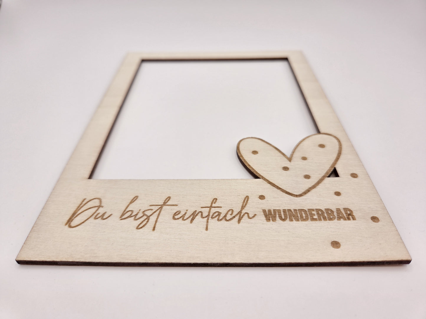 Personalisierter Bilderrahmen aus Holz mit Gravur Du bist einfach wunderbar, emotionales Geschenk für Mama, Muttertag, Geburtstag oder Weihnachten. Moderner Holzrahmen im Skandi Stil mit Herz Detail als Geschenk für Mutter, Oma, Bonusmama oder Herzensmensch. Dekorativer Fotorahmen aus Holz für persönliche Erinnerungen und Familienfotos. Liebevolles Muttertagsgeschenk mit Gravur, Fotogeschenk für Mama, Geschenkidee für Frauen und Familie.