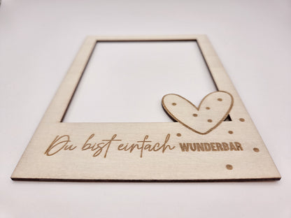Personalisierter Bilderrahmen aus Holz mit Gravur Du bist einfach wunderbar, emotionales Geschenk für Mama, Muttertag, Geburtstag oder Weihnachten. Moderner Holzrahmen im Skandi Stil mit Herz Detail als Geschenk für Mutter, Oma, Bonusmama oder Herzensmensch. Dekorativer Fotorahmen aus Holz für persönliche Erinnerungen und Familienfotos. Liebevolles Muttertagsgeschenk mit Gravur, Fotogeschenk für Mama, Geschenkidee für Frauen und Familie.