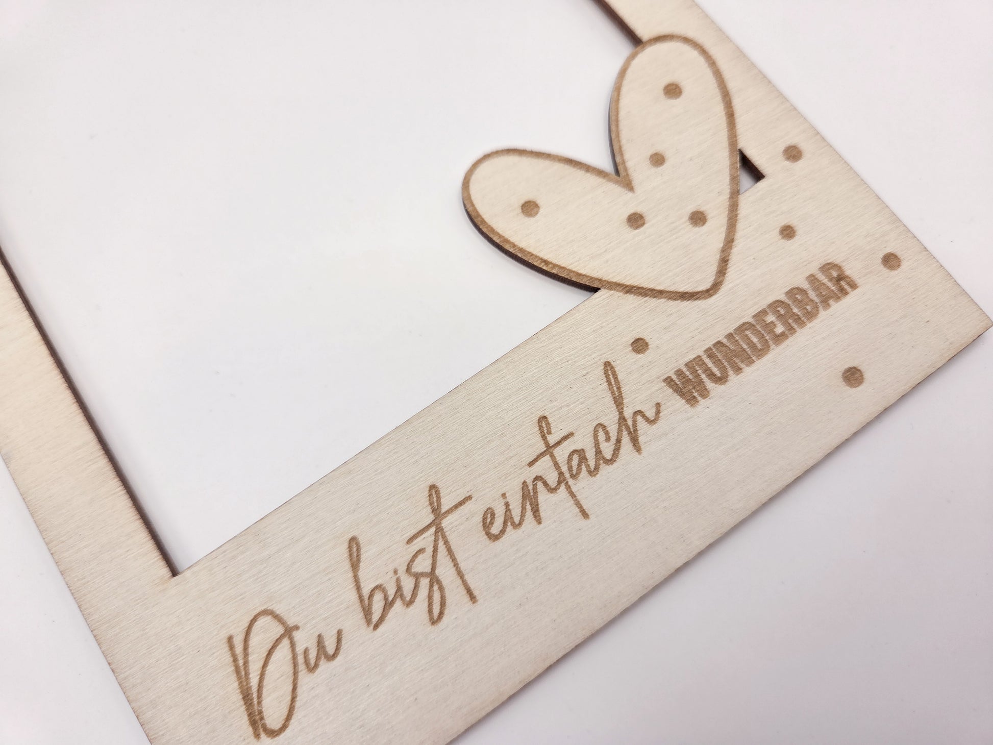 Personalisierter Bilderrahmen aus Holz mit Gravur Du bist einfach wunderbar, emotionales Geschenk für Mama, Muttertag, Geburtstag oder Weihnachten. Moderner Holzrahmen im Skandi Stil mit Herz Detail als Geschenk für Mutter, Oma, Bonusmama oder Herzensmensch. Dekorativer Fotorahmen aus Holz für persönliche Erinnerungen und Familienfotos. Liebevolles Muttertagsgeschenk mit Gravur, Fotogeschenk für Mama, Geschenkidee für Frauen und Familie.