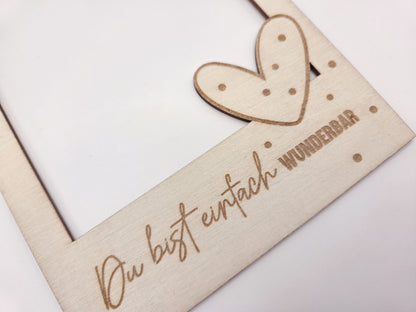 Personalisierter Bilderrahmen aus Holz mit Gravur Du bist einfach wunderbar, emotionales Geschenk für Mama, Muttertag, Geburtstag oder Weihnachten. Moderner Holzrahmen im Skandi Stil mit Herz Detail als Geschenk für Mutter, Oma, Bonusmama oder Herzensmensch. Dekorativer Fotorahmen aus Holz für persönliche Erinnerungen und Familienfotos. Liebevolles Muttertagsgeschenk mit Gravur, Fotogeschenk für Mama, Geschenkidee für Frauen und Familie.