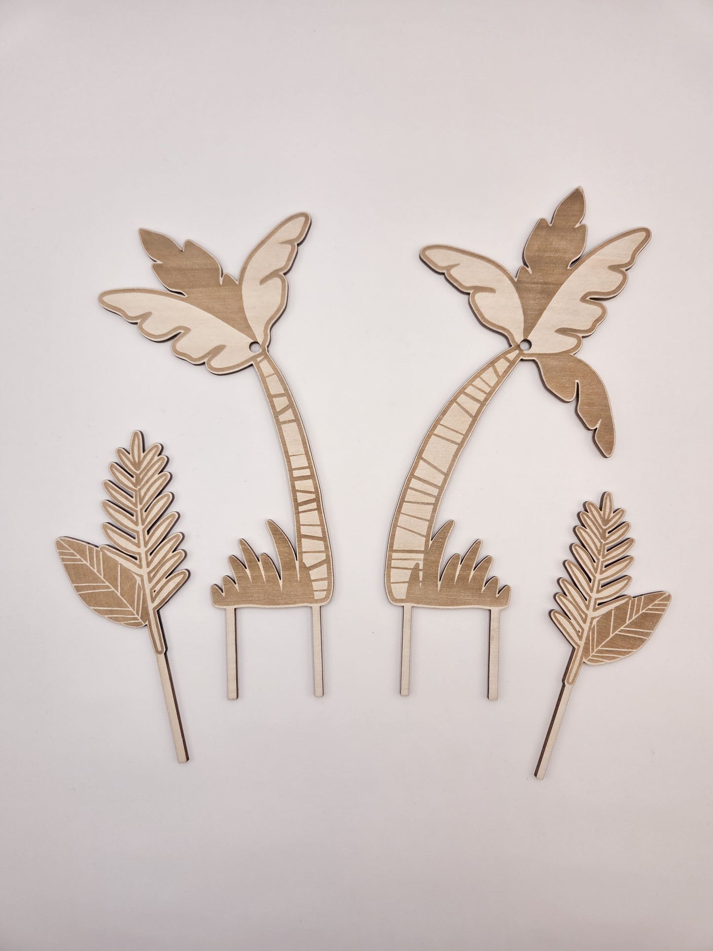 Cake Topper Faultier aus Holz im Dschungel Stil mit Palmen und Blättern als Tortendeko für Kindergeburtstag und Faultier Geburtstag. Moderner Caketopper im Skandi Look perfekt als Kuchenaufleger oder Tortenaufleger für Naked Cakes. Kombinierbar mit Schleich Faultier oder anderem Faultier Spielzeug für eine individuelle Sloth Party Decor Gestaltung. Animal Cake Topper für Dschungelparty, Baby Geburtstag oder Motto Party mit natürlichen Farben, Macarons und minimalistischer Tortendeko. Hochwertiger Cake Toppe
