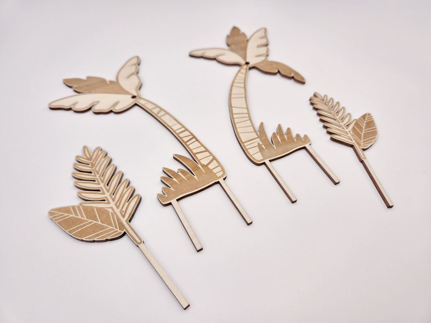 Cake Topper Faultier aus Holz im Dschungel Stil mit Palmen und Blättern als Tortendeko für Kindergeburtstag und Faultier Geburtstag. Moderner Caketopper im Skandi Look perfekt als Kuchenaufleger oder Tortenaufleger für Naked Cakes. Kombinierbar mit Schleich Faultier oder anderem Faultier Spielzeug für eine individuelle Sloth Party Decor Gestaltung. Animal Cake Topper für Dschungelparty, Baby Geburtstag oder Motto Party mit natürlichen Farben, Macarons und minimalistischer Tortendeko. Hochwertiger Cake Toppe