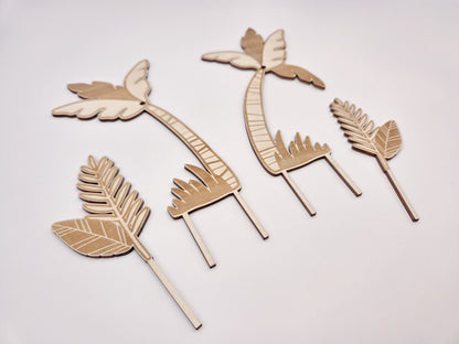 Cake Topper Faultier aus Holz im Dschungel Stil mit Palmen und Blättern als Tortendeko für Kindergeburtstag und Faultier Geburtstag. Moderner Caketopper im Skandi Look perfekt als Kuchenaufleger oder Tortenaufleger für Naked Cakes. Kombinierbar mit Schleich Faultier oder anderem Faultier Spielzeug für eine individuelle Sloth Party Decor Gestaltung. Animal Cake Topper für Dschungelparty, Baby Geburtstag oder Motto Party mit natürlichen Farben, Macarons und minimalistischer Tortendeko. Hochwertiger Cake Toppe