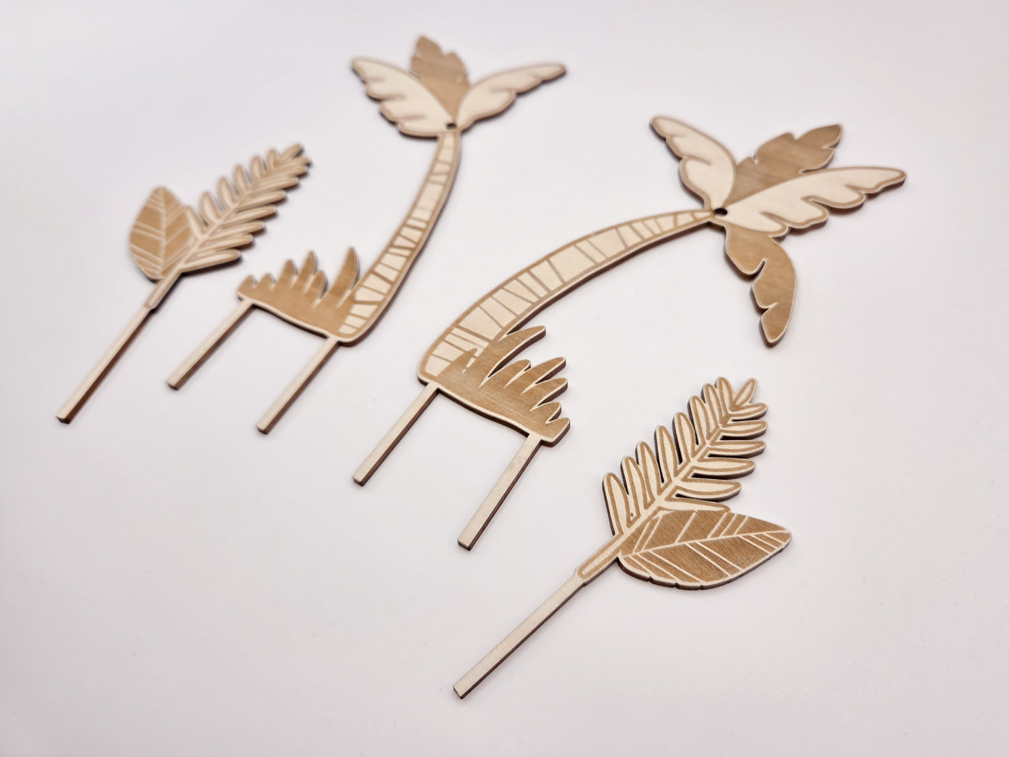Cake Topper Faultier aus Holz im Dschungel Stil mit Palmen und Blättern als Tortendeko für Kindergeburtstag und Faultier Geburtstag. Moderner Caketopper im Skandi Look perfekt als Kuchenaufleger oder Tortenaufleger für Naked Cakes. Kombinierbar mit Schleich Faultier oder anderem Faultier Spielzeug für eine individuelle Sloth Party Decor Gestaltung. Animal Cake Topper für Dschungelparty, Baby Geburtstag oder Motto Party mit natürlichen Farben, Macarons und minimalistischer Tortendeko. Hochwertiger Cake Toppe