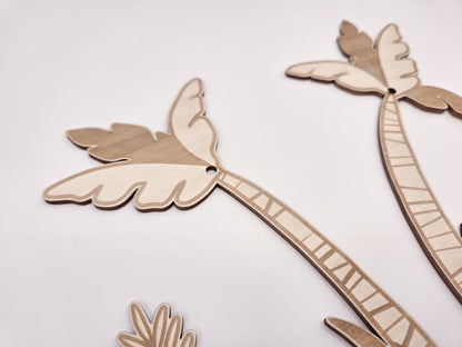 Cake Topper Faultier aus Holz im Dschungel Stil mit Palmen und Blättern als Tortendeko für Kindergeburtstag und Faultier Geburtstag. Moderner Caketopper im Skandi Look perfekt als Kuchenaufleger oder Tortenaufleger für Naked Cakes. Kombinierbar mit Schleich Faultier oder anderem Faultier Spielzeug für eine individuelle Sloth Party Decor Gestaltung. Animal Cake Topper für Dschungelparty, Baby Geburtstag oder Motto Party mit natürlichen Farben, Macarons und minimalistischer Tortendeko. Hochwertiger Cake Toppe