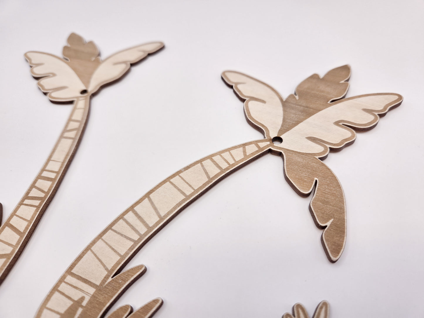 Cake Topper Faultier aus Holz im Dschungel Stil mit Palmen und Blättern als Tortendeko für Kindergeburtstag und Faultier Geburtstag. Moderner Caketopper im Skandi Look perfekt als Kuchenaufleger oder Tortenaufleger für Naked Cakes. Kombinierbar mit Schleich Faultier oder anderem Faultier Spielzeug für eine individuelle Sloth Party Decor Gestaltung. Animal Cake Topper für Dschungelparty, Baby Geburtstag oder Motto Party mit natürlichen Farben, Macarons und minimalistischer Tortendeko. Hochwertiger Cake Toppe