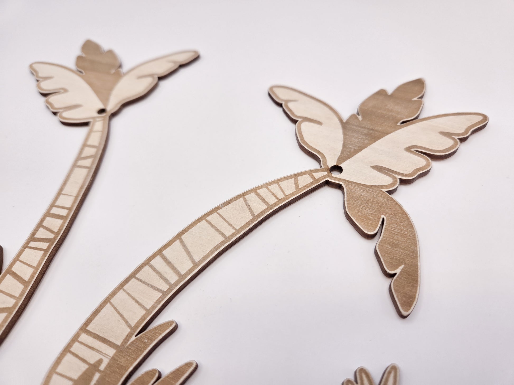 Cake Topper Faultier aus Holz im Dschungel Stil mit Palmen und Blättern als Tortendeko für Kindergeburtstag und Faultier Geburtstag. Moderner Caketopper im Skandi Look perfekt als Kuchenaufleger oder Tortenaufleger für Naked Cakes. Kombinierbar mit Schleich Faultier oder anderem Faultier Spielzeug für eine individuelle Sloth Party Decor Gestaltung. Animal Cake Topper für Dschungelparty, Baby Geburtstag oder Motto Party mit natürlichen Farben, Macarons und minimalistischer Tortendeko. Hochwertiger Cake Toppe