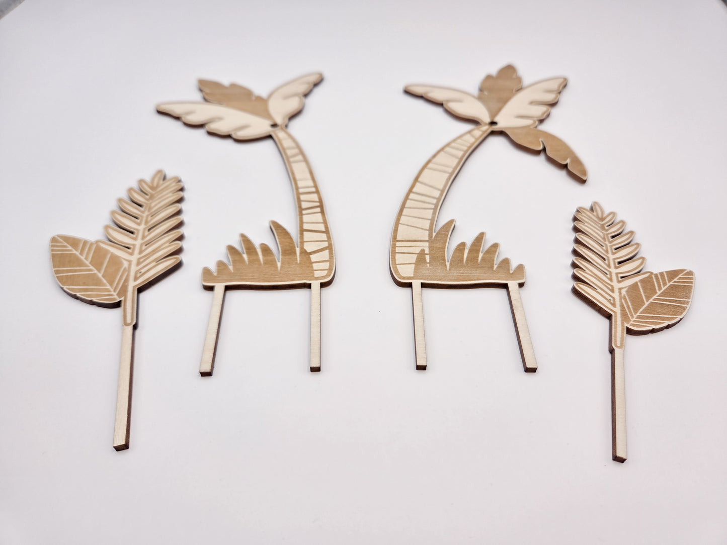 Cake Topper Faultier aus Holz im Dschungel Stil mit Palmen und Blättern als Tortendeko für Kindergeburtstag und Faultier Geburtstag. Moderner Caketopper im Skandi Look perfekt als Kuchenaufleger oder Tortenaufleger für Naked Cakes. Kombinierbar mit Schleich Faultier oder anderem Faultier Spielzeug für eine individuelle Sloth Party Decor Gestaltung. Animal Cake Topper für Dschungelparty, Baby Geburtstag oder Motto Party mit natürlichen Farben, Macarons und minimalistischer Tortendeko. Hochwertiger Cake Toppe