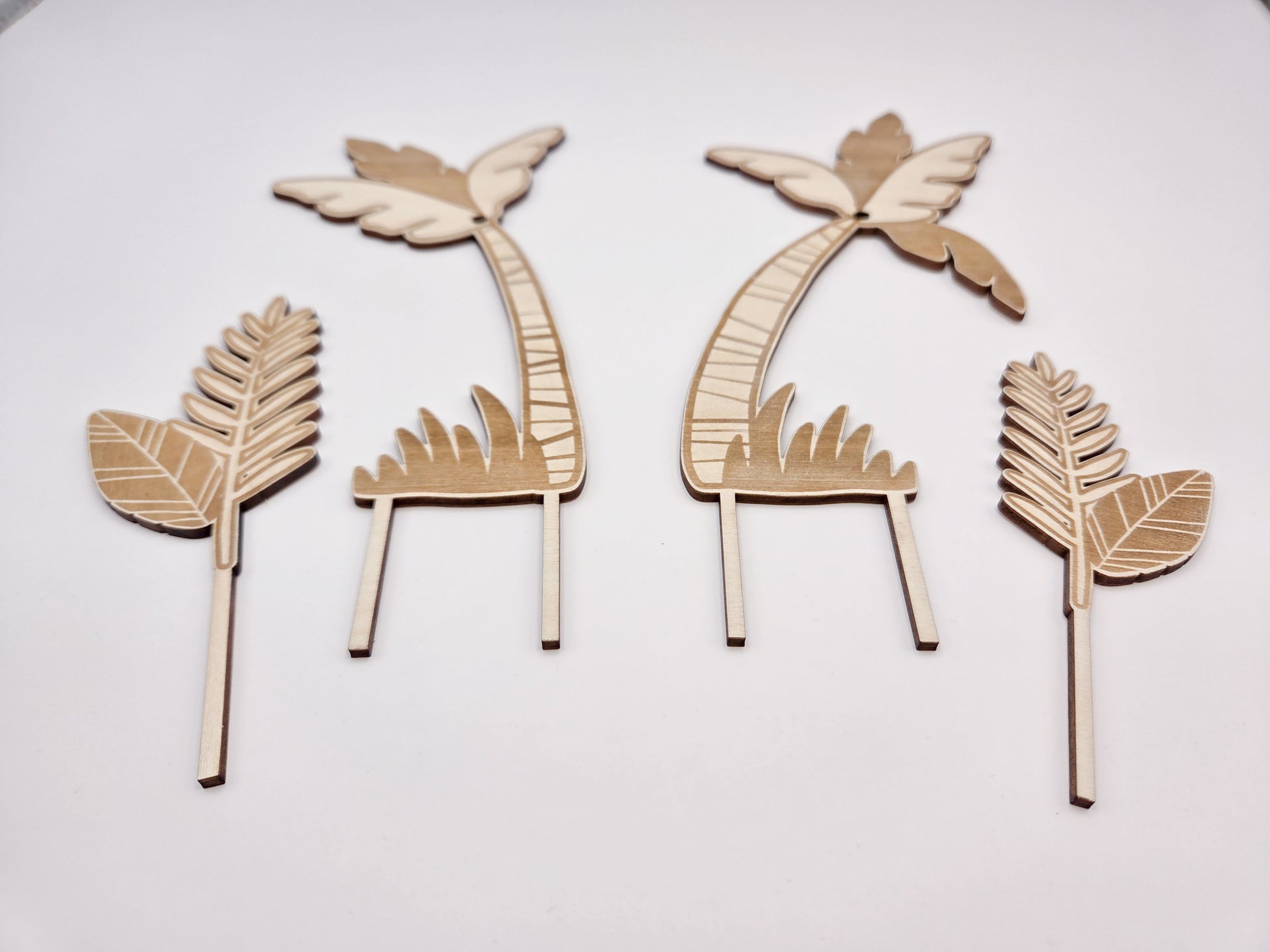 Cake Topper Faultier aus Holz im Dschungel Stil mit Palmen und Blättern als Tortendeko für Kindergeburtstag und Faultier Geburtstag. Moderner Caketopper im Skandi Look perfekt als Kuchenaufleger oder Tortenaufleger für Naked Cakes. Kombinierbar mit Schleich Faultier oder anderem Faultier Spielzeug für eine individuelle Sloth Party Decor Gestaltung. Animal Cake Topper für Dschungelparty, Baby Geburtstag oder Motto Party mit natürlichen Farben, Macarons und minimalistischer Tortendeko. Hochwertiger Cake Toppe