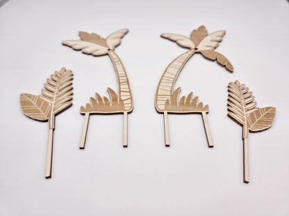 Cake Topper Faultier aus Holz im Dschungel Stil mit Palmen und Blättern als Tortendeko für Kindergeburtstag und Faultier Geburtstag. Moderner Caketopper im Skandi Look perfekt als Kuchenaufleger oder Tortenaufleger für Naked Cakes. Kombinierbar mit Schleich Faultier oder anderem Faultier Spielzeug für eine individuelle Sloth Party Decor Gestaltung. Animal Cake Topper für Dschungelparty, Baby Geburtstag oder Motto Party mit natürlichen Farben, Macarons und minimalistischer Tortendeko. Hochwertiger Cake Toppe