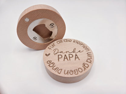 Magnetischer Flaschenöffner Papa aus Holz mit Gravur Danke Papa für all die kleinen und großen Dinge, perfektes Vatertagsgeschenk, Geschenk Papa, bester Papa Geschenkidee, Geschenk Vatertag, Papa Geschenk Geburtstag, Geschenk für Papa, Vater Geschenk Flaschenöffner, Papa Flaschenöffner mit Magnet für Kühlschrank, vatertag flaschenöffner personalisiert, hochwertiger Holz Flaschenöffner Papa, kleines Geschenk große Bedeutung, liebevolles Geschenk Vater, modernes Skandi Design Küche Accessoire