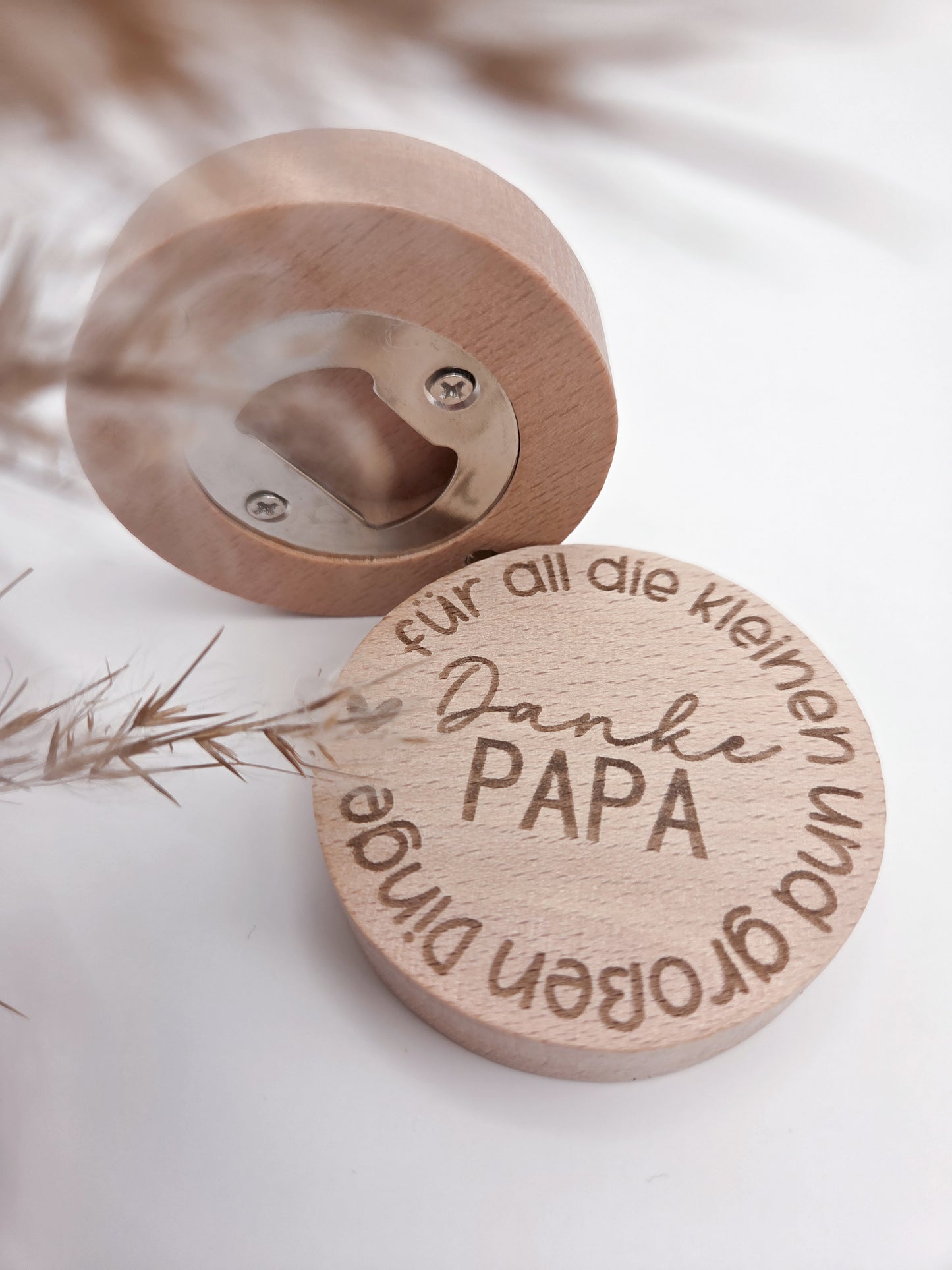 Magnetischer Flaschenöffner Papa aus Holz mit Gravur Danke Papa für all die kleinen und großen Dinge, perfektes Vatertagsgeschenk, Geschenk Papa, bester Papa Geschenkidee, Geschenk Vatertag, Papa Geschenk Geburtstag, Geschenk für Papa, Vater Geschenk Flaschenöffner, Papa Flaschenöffner mit Magnet für Kühlschrank, vatertag flaschenöffner personalisiert, hochwertiger Holz Flaschenöffner Papa, kleines Geschenk große Bedeutung, liebevolles Geschenk Vater, modernes Skandi Design Küche Accessoire