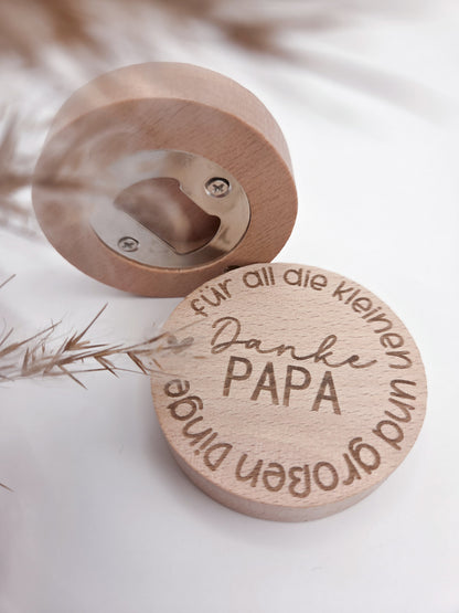 Magnetischer Flaschenöffner Papa aus Holz mit Gravur Danke Papa für all die kleinen und großen Dinge, perfektes Vatertagsgeschenk, Geschenk Papa, bester Papa Geschenkidee, Geschenk Vatertag, Papa Geschenk Geburtstag, Geschenk für Papa, Vater Geschenk Flaschenöffner, Papa Flaschenöffner mit Magnet für Kühlschrank, vatertag flaschenöffner personalisiert, hochwertiger Holz Flaschenöffner Papa, kleines Geschenk große Bedeutung, liebevolles Geschenk Vater, modernes Skandi Design Küche Accessoire