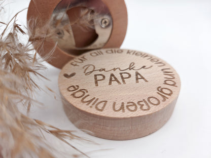 Magnetischer Flaschenöffner Papa aus Holz mit Gravur Danke Papa für all die kleinen und großen Dinge, perfektes Vatertagsgeschenk, Geschenk Papa, bester Papa Geschenkidee, Geschenk Vatertag, Papa Geschenk Geburtstag, Geschenk für Papa, Vater Geschenk Flaschenöffner, Papa Flaschenöffner mit Magnet für Kühlschrank, vatertag flaschenöffner personalisiert, hochwertiger Holz Flaschenöffner Papa, kleines Geschenk große Bedeutung, liebevolles Geschenk Vater, modernes Skandi Design Küche Accessoire