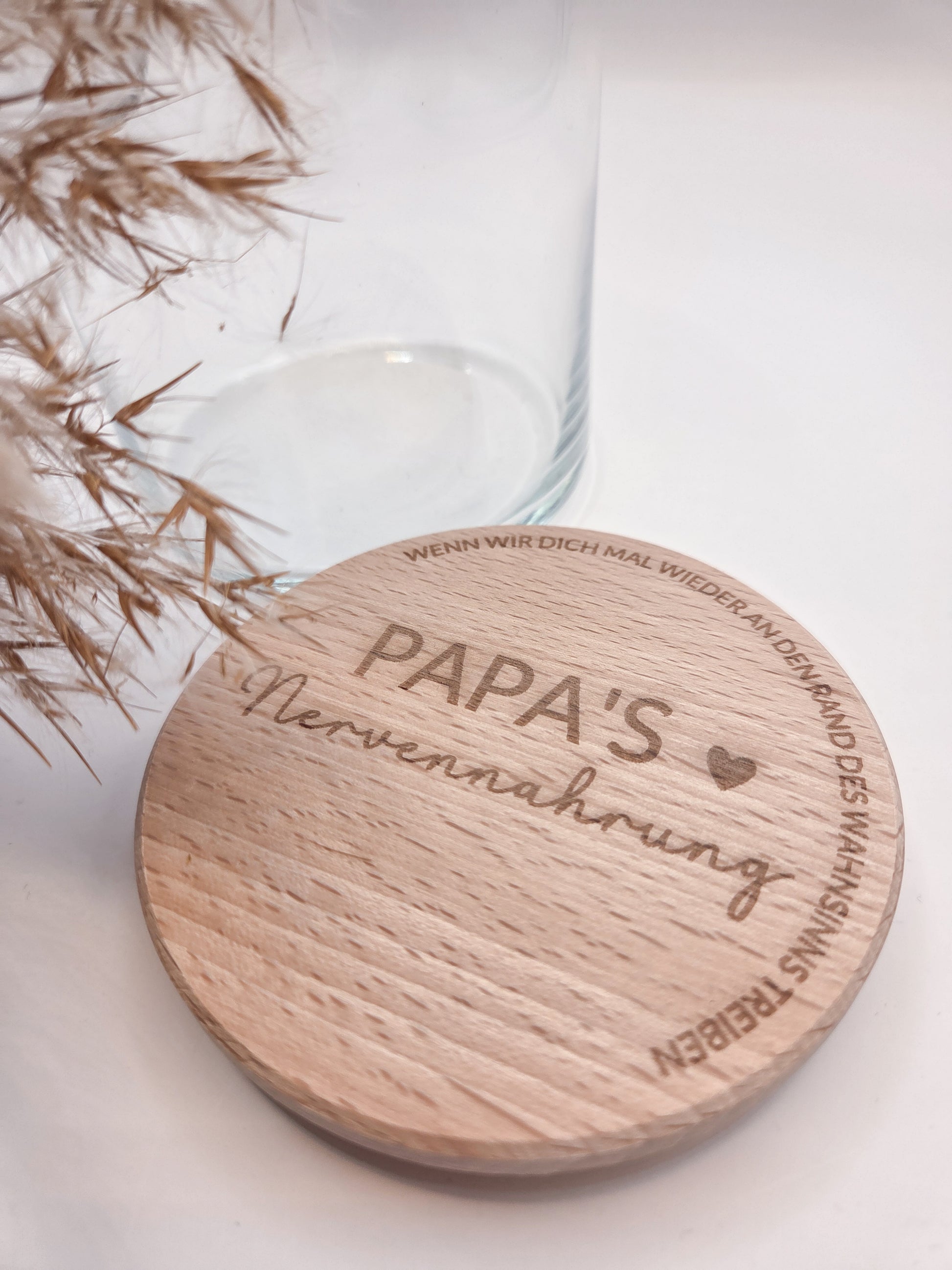 Geschenkglas für Papa mit graviertem Holzdeckel Papa’s Nervennahrung modernes Vatertagsgeschenk aus Glas und Buchenholz liebevolle Geschenkidee für Vater Geburtstag Weihnachten Papa Geschenk mit Gravur Glasdose zum Befüllen mit Süßigkeiten oder Snacks nachhaltiges Geschenk für Männer stilvolles Glas im Skandi Design hochwertiger Holzdeckel personalisiertes Gefühl ohne Personalisierung Geschenk für Papa von Kindern originell emotional und praktisch zugleich