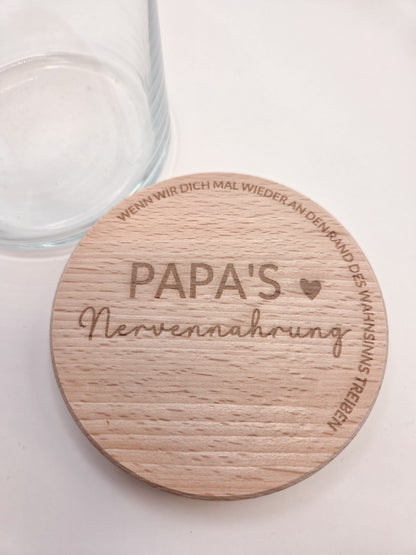 Geschenkglas für Papa mit graviertem Holzdeckel Papa’s Nervennahrung modernes Vatertagsgeschenk aus Glas und Buchenholz liebevolle Geschenkidee für Vater Geburtstag Weihnachten Papa Geschenk mit Gravur Glasdose zum Befüllen mit Süßigkeiten oder Snacks nachhaltiges Geschenk für Männer stilvolles Glas im Skandi Design hochwertiger Holzdeckel personalisiertes Gefühl ohne Personalisierung Geschenk für Papa von Kindern originell emotional und praktisch zugleich