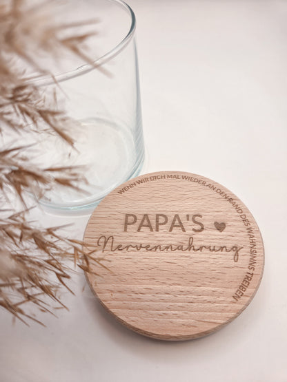 Geschenkglas für Papa mit graviertem Holzdeckel Papa’s Nervennahrung modernes Vatertagsgeschenk aus Glas und Buchenholz liebevolle Geschenkidee für Vater Geburtstag Weihnachten Papa Geschenk mit Gravur Glasdose zum Befüllen mit Süßigkeiten oder Snacks nachhaltiges Geschenk für Männer stilvolles Glas im Skandi Design hochwertiger Holzdeckel personalisiertes Gefühl ohne Personalisierung Geschenk für Papa von Kindern originell emotional und praktisch zugleich
