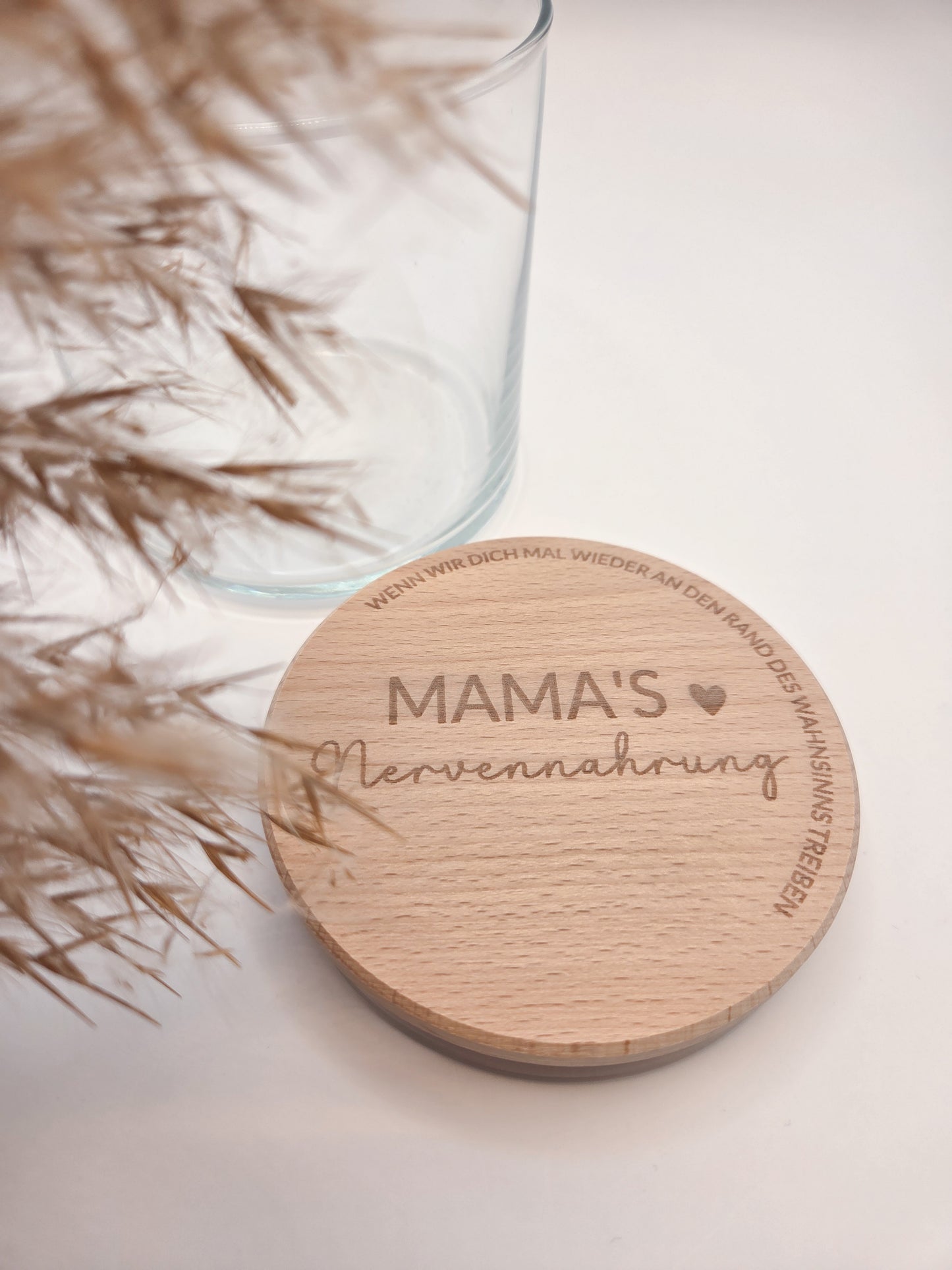 Geschenkglas Mama Nervennahrung mit Holzdeckel Gravur Mama Geschenk Muttertag Geschenkidee Mama Glas personalisiert modern skandi Glasdose mit Pralinen Schokolade Süßigkeiten Deko liebevoll minimalistisch Geschenk für Mama Geburtstag Geschenk Mutter Geschenkglas Glasbehälter mit Deckel Holz graviert Spruch Mama Geschenkidee Frau Freundin Mama Glas Aufbewahrung Küche Dekoglas modern hochwertig nachhaltig Geschenkidee Muttertag Geburtstag Mama Aufmerksamkeit kleine Geschenkidee Mama Love Geschenkglas skandina