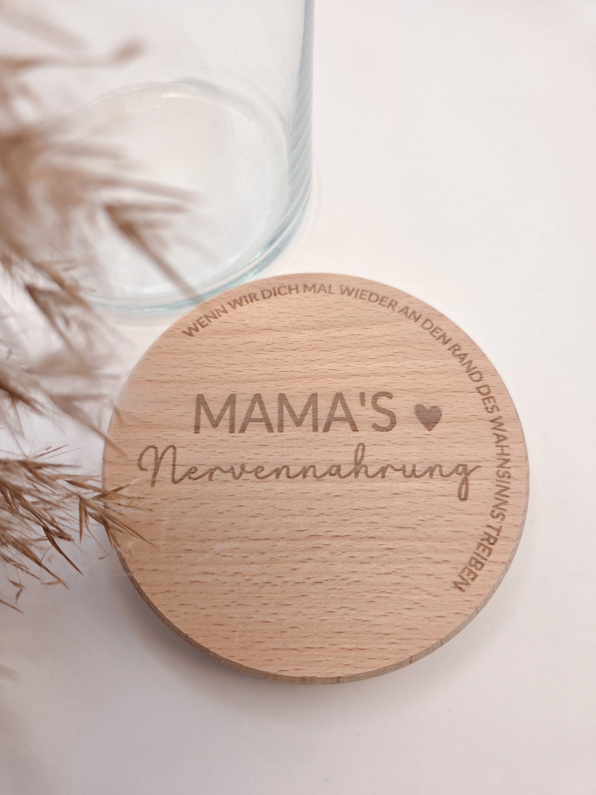 Geschenkglas Mama Nervennahrung mit Holzdeckel Gravur Mama Geschenk Muttertag Geschenkidee Mama Glas personalisiert modern skandi Glasdose mit Pralinen Schokolade Süßigkeiten Deko liebevoll minimalistisch Geschenk für Mama Geburtstag Geschenk Mutter Geschenkglas Glasbehälter mit Deckel Holz graviert Spruch Mama Geschenkidee Frau Freundin Mama Glas Aufbewahrung Küche Dekoglas modern hochwertig nachhaltig Geschenkidee Muttertag Geburtstag Mama Aufmerksamkeit kleine Geschenkidee Mama Love Geschenkglas skandina