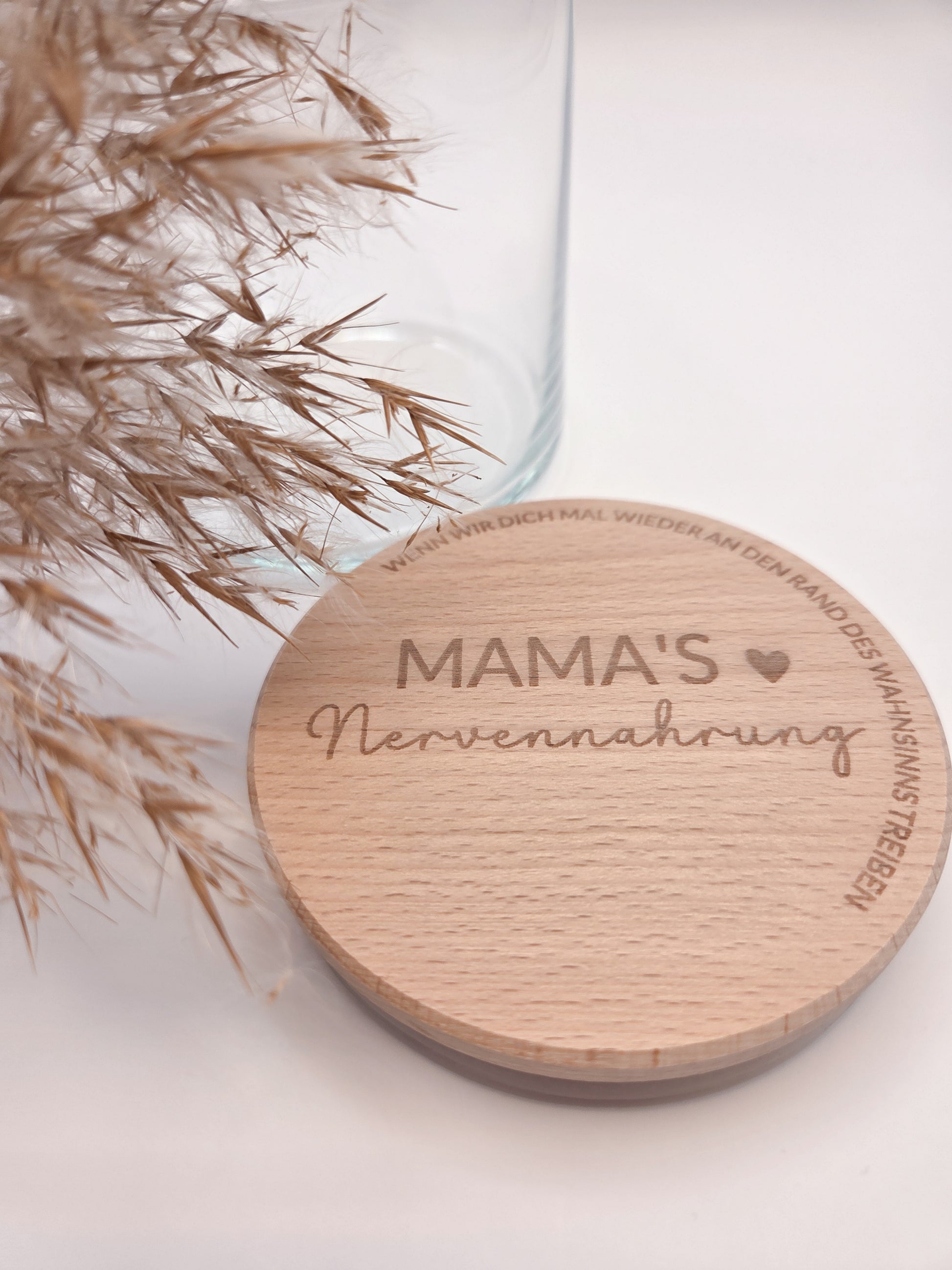 Geschenkglas Mama Nervennahrung mit Holzdeckel Gravur Mama Geschenk Muttertag Geschenkidee Mama Glas personalisiert modern skandi Glasdose mit Pralinen Schokolade Süßigkeiten Deko liebevoll minimalistisch Geschenk für Mama Geburtstag Geschenk Mutter Geschenkglas Glasbehälter mit Deckel Holz graviert Spruch Mama Geschenkidee Frau Freundin Mama Glas Aufbewahrung Küche Dekoglas modern hochwertig nachhaltig Geschenkidee Muttertag Geburtstag Mama Aufmerksamkeit kleine Geschenkidee Mama Love Geschenkglas skandina