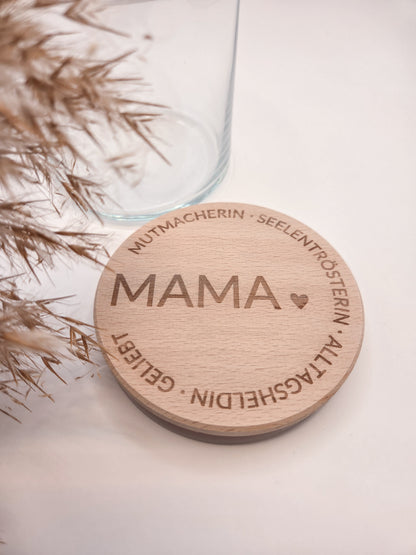 Geschenkglas Mama mit Holzdeckel Gravur personalisiert Muttertag Geschenk liebevoll dekoriert mit Pralinen in sanften Rosa und Cremefarben Glas mit Holzdeckel hochwertig graviert MAMA mit Herz und liebevollen Worten Geschenkidee für Mama Geburtstag Weihnachten kleines Geschenk für Mutter Glas befüllt mit edlen Pralinen skandinavischer Stil hell freundlich modern Geschenkglas Mama personalisiert nachhaltig wiederverwendbar Süßigkeiten nicht enthalten