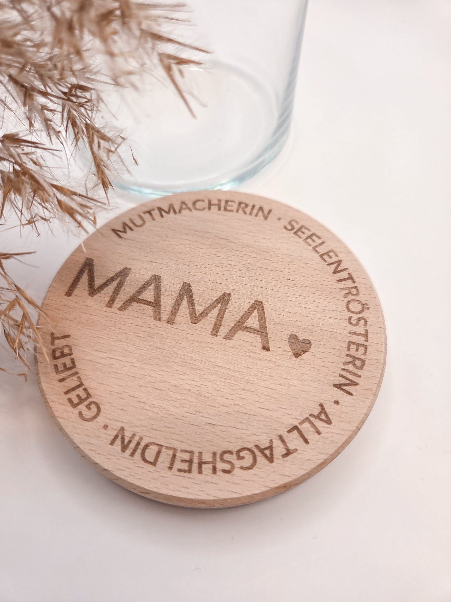 Geschenkglas Mama mit Holzdeckel Gravur personalisiert Muttertag Geschenk liebevoll dekoriert mit Pralinen in sanften Rosa und Cremefarben Glas mit Holzdeckel hochwertig graviert MAMA mit Herz und liebevollen Worten Geschenkidee für Mama Geburtstag Weihnachten kleines Geschenk für Mutter Glas befüllt mit edlen Pralinen skandinavischer Stil hell freundlich modern Geschenkglas Mama personalisiert nachhaltig wiederverwendbar Süßigkeiten nicht enthalten