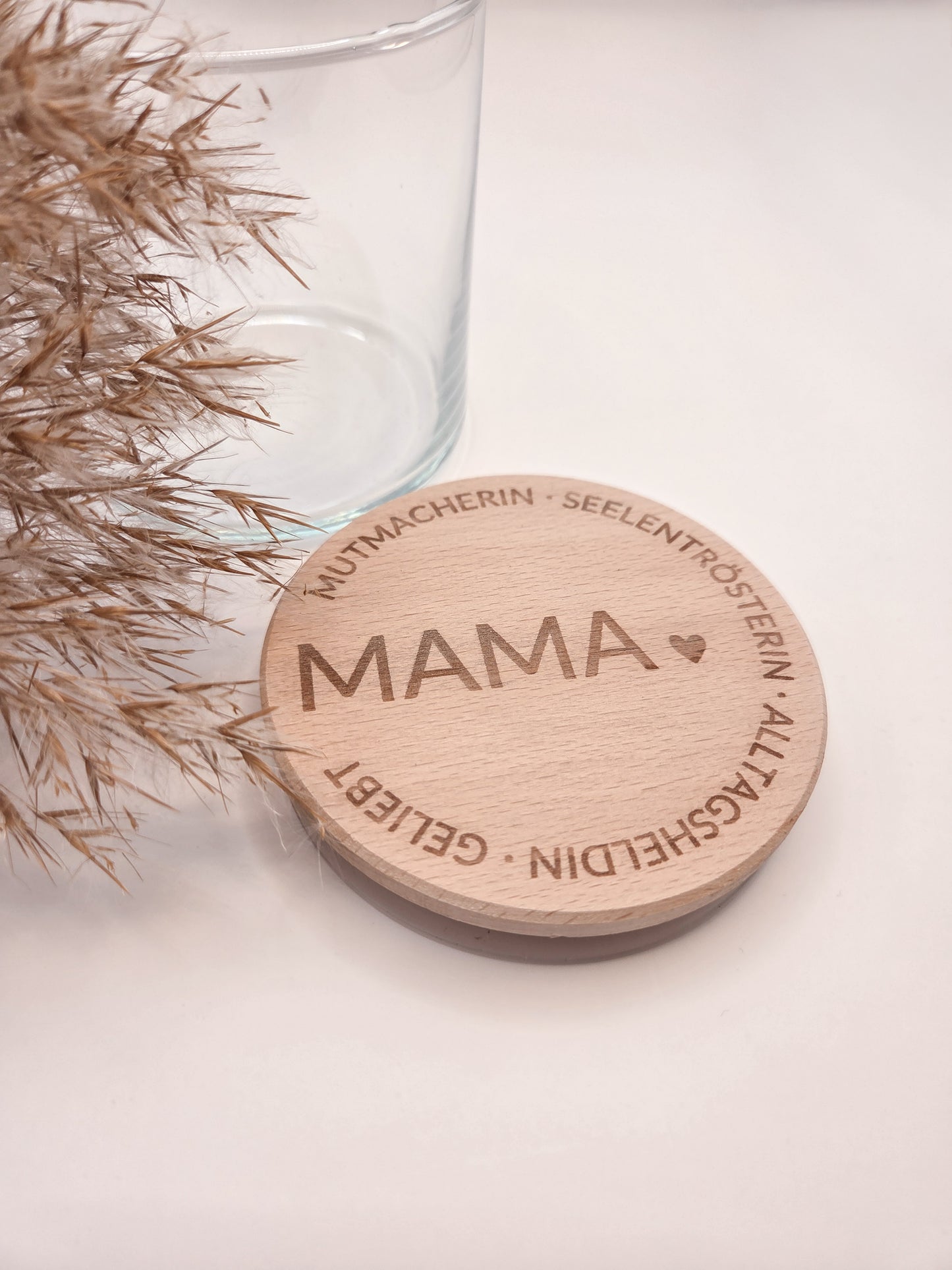 Geschenkglas Mama mit Holzdeckel Gravur personalisiert Muttertag Geschenk liebevoll dekoriert mit Pralinen in sanften Rosa und Cremefarben Glas mit Holzdeckel hochwertig graviert MAMA mit Herz und liebevollen Worten Geschenkidee für Mama Geburtstag Weihnachten kleines Geschenk für Mutter Glas befüllt mit edlen Pralinen skandinavischer Stil hell freundlich modern Geschenkglas Mama personalisiert nachhaltig wiederverwendbar Süßigkeiten nicht enthalten