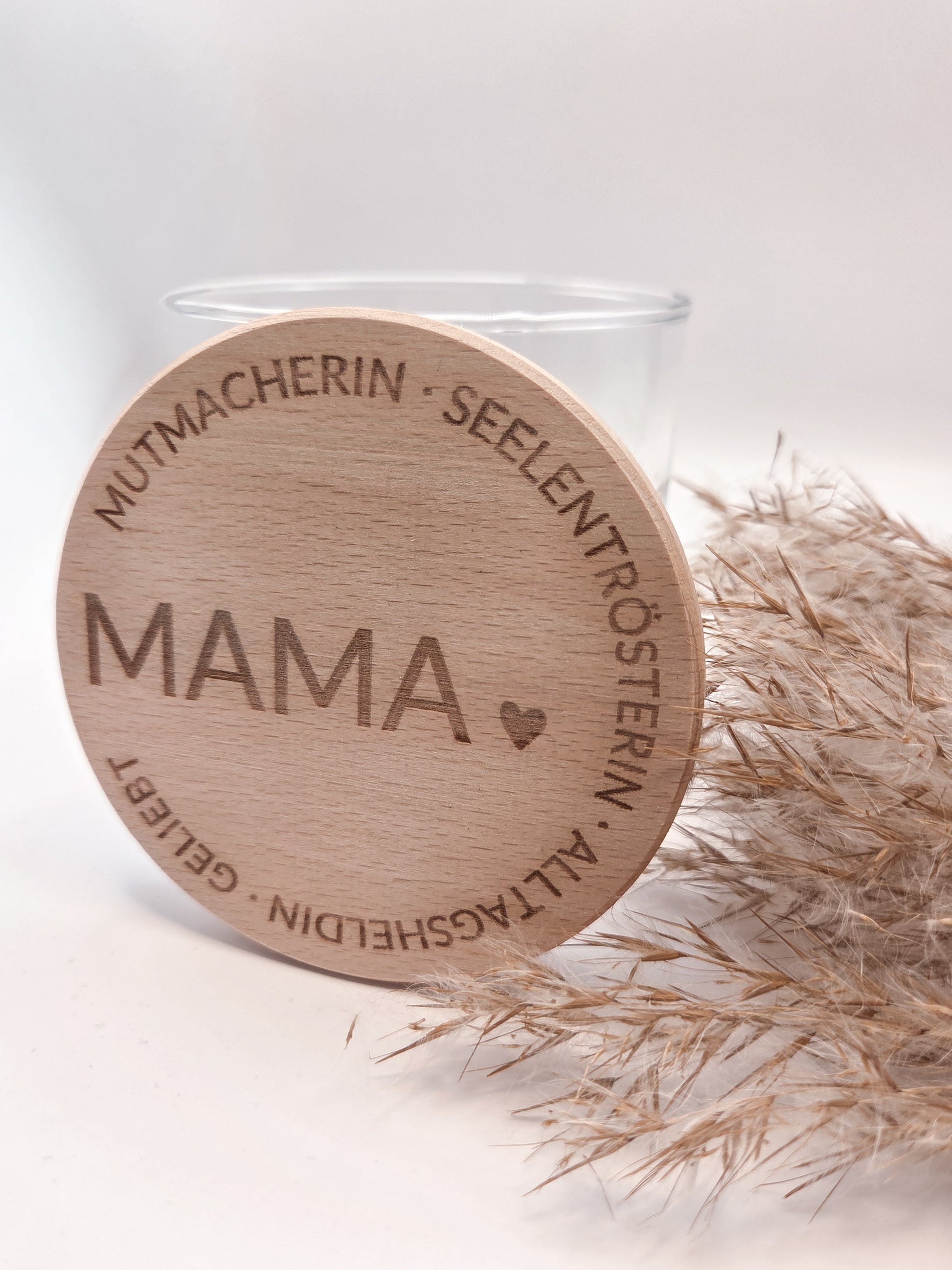 Geschenkglas Mama mit Holzdeckel Gravur personalisiert Muttertag Geschenk liebevoll dekoriert mit Pralinen in sanften Rosa und Cremefarben Glas mit Holzdeckel hochwertig graviert MAMA mit Herz und liebevollen Worten Geschenkidee für Mama Geburtstag Weihnachten kleines Geschenk für Mutter Glas befüllt mit edlen Pralinen skandinavischer Stil hell freundlich modern Geschenkglas Mama personalisiert nachhaltig wiederverwendbar Süßigkeiten nicht enthalten