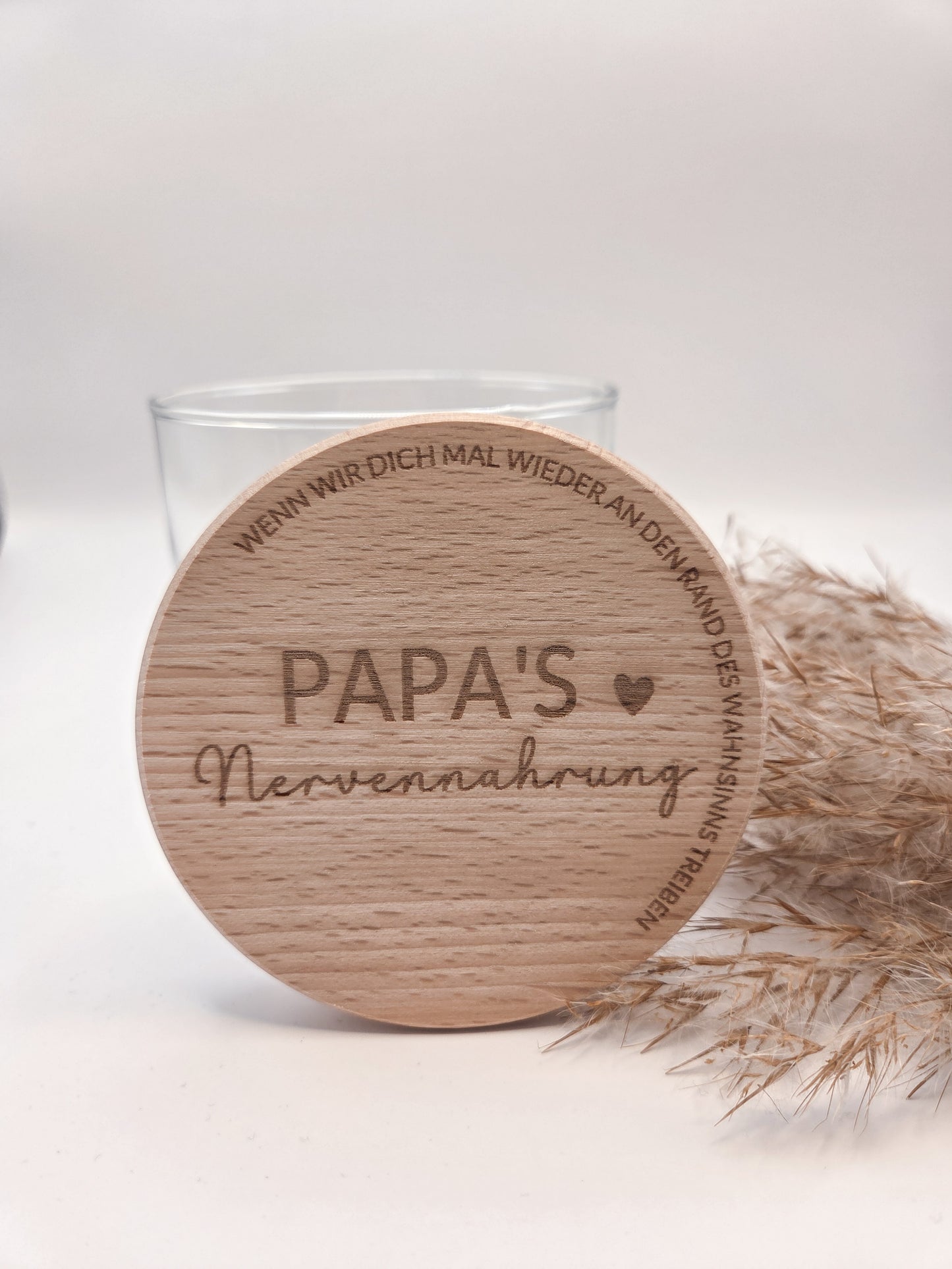 Geschenkglas für Papa mit graviertem Holzdeckel Papa’s Nervennahrung modernes Vatertagsgeschenk aus Glas und Buchenholz liebevolle Geschenkidee für Vater Geburtstag Weihnachten Papa Geschenk mit Gravur Glasdose zum Befüllen mit Süßigkeiten oder Snacks nachhaltiges Geschenk für Männer stilvolles Glas im Skandi Design hochwertiger Holzdeckel personalisiertes Gefühl ohne Personalisierung Geschenk für Papa von Kindern originell emotional und praktisch zugleich