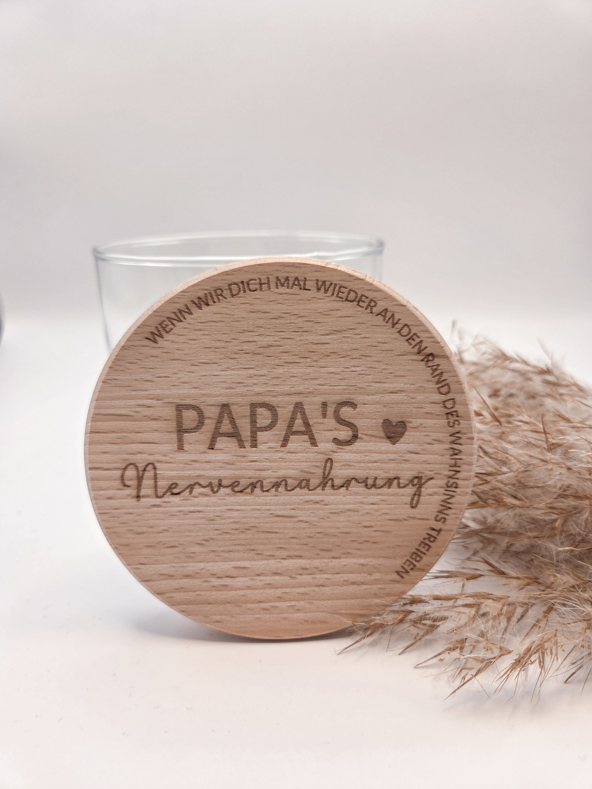 Geschenkglas für Papa mit graviertem Holzdeckel Papa’s Nervennahrung modernes Vatertagsgeschenk aus Glas und Buchenholz liebevolle Geschenkidee für Vater Geburtstag Weihnachten Papa Geschenk mit Gravur Glasdose zum Befüllen mit Süßigkeiten oder Snacks nachhaltiges Geschenk für Männer stilvolles Glas im Skandi Design hochwertiger Holzdeckel personalisiertes Gefühl ohne Personalisierung Geschenk für Papa von Kindern originell emotional und praktisch zugleich