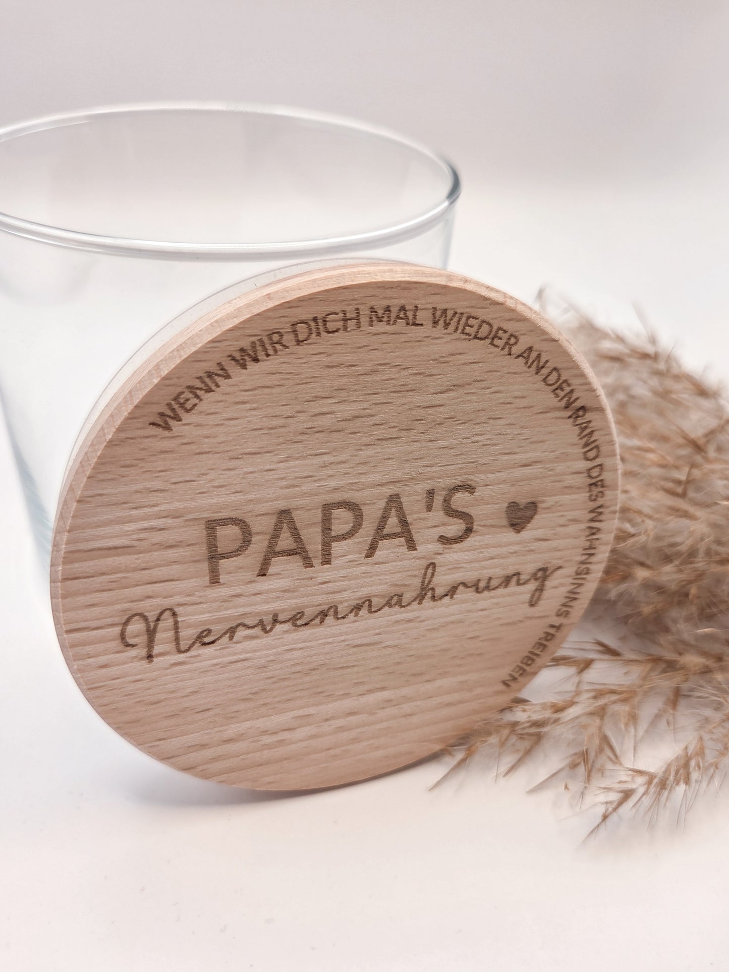 Geschenkglas für Papa mit graviertem Holzdeckel Papa’s Nervennahrung modernes Vatertagsgeschenk aus Glas und Buchenholz liebevolle Geschenkidee für Vater Geburtstag Weihnachten Papa Geschenk mit Gravur Glasdose zum Befüllen mit Süßigkeiten oder Snacks nachhaltiges Geschenk für Männer stilvolles Glas im Skandi Design hochwertiger Holzdeckel personalisiertes Gefühl ohne Personalisierung Geschenk für Papa von Kindern originell emotional und praktisch zugleich