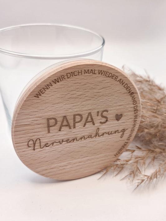 Geschenkglas für Papa mit graviertem Holzdeckel Papa’s Nervennahrung modernes Vatertagsgeschenk aus Glas und Buchenholz liebevolle Geschenkidee für Vater Geburtstag Weihnachten Papa Geschenk mit Gravur Glasdose zum Befüllen mit Süßigkeiten oder Snacks nachhaltiges Geschenk für Männer stilvolles Glas im Skandi Design hochwertiger Holzdeckel personalisiertes Gefühl ohne Personalisierung Geschenk für Papa von Kindern originell emotional und praktisch zugleich
