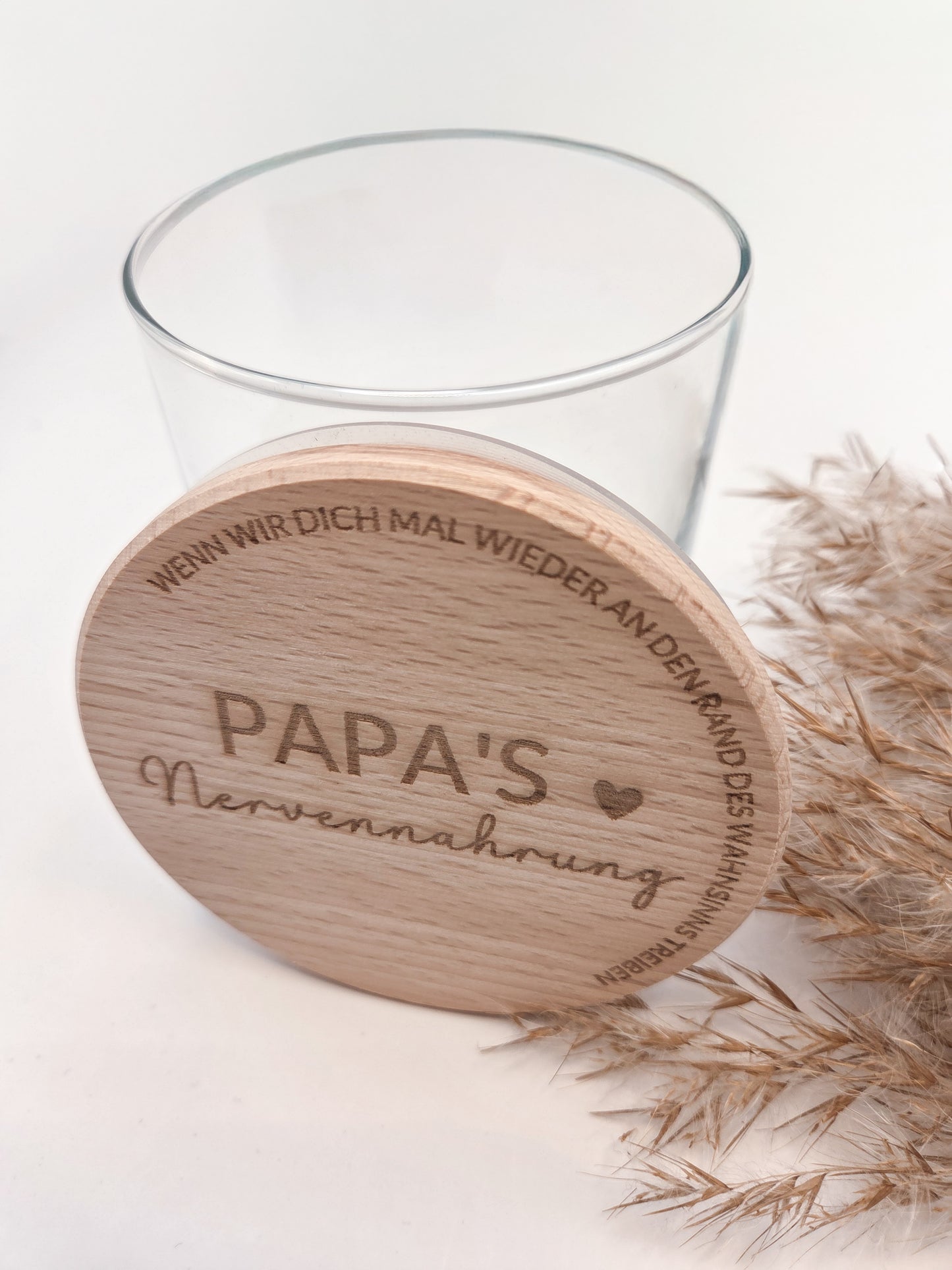 Geschenkglas für Papa mit graviertem Holzdeckel Papa’s Nervennahrung modernes Vatertagsgeschenk aus Glas und Buchenholz liebevolle Geschenkidee für Vater Geburtstag Weihnachten Papa Geschenk mit Gravur Glasdose zum Befüllen mit Süßigkeiten oder Snacks nachhaltiges Geschenk für Männer stilvolles Glas im Skandi Design hochwertiger Holzdeckel personalisiertes Gefühl ohne Personalisierung Geschenk für Papa von Kindern originell emotional und praktisch zugleich