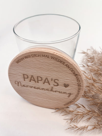 Geschenkglas für Papa mit graviertem Holzdeckel Papa’s Nervennahrung modernes Vatertagsgeschenk aus Glas und Buchenholz liebevolle Geschenkidee für Vater Geburtstag Weihnachten Papa Geschenk mit Gravur Glasdose zum Befüllen mit Süßigkeiten oder Snacks nachhaltiges Geschenk für Männer stilvolles Glas im Skandi Design hochwertiger Holzdeckel personalisiertes Gefühl ohne Personalisierung Geschenk für Papa von Kindern originell emotional und praktisch zugleich