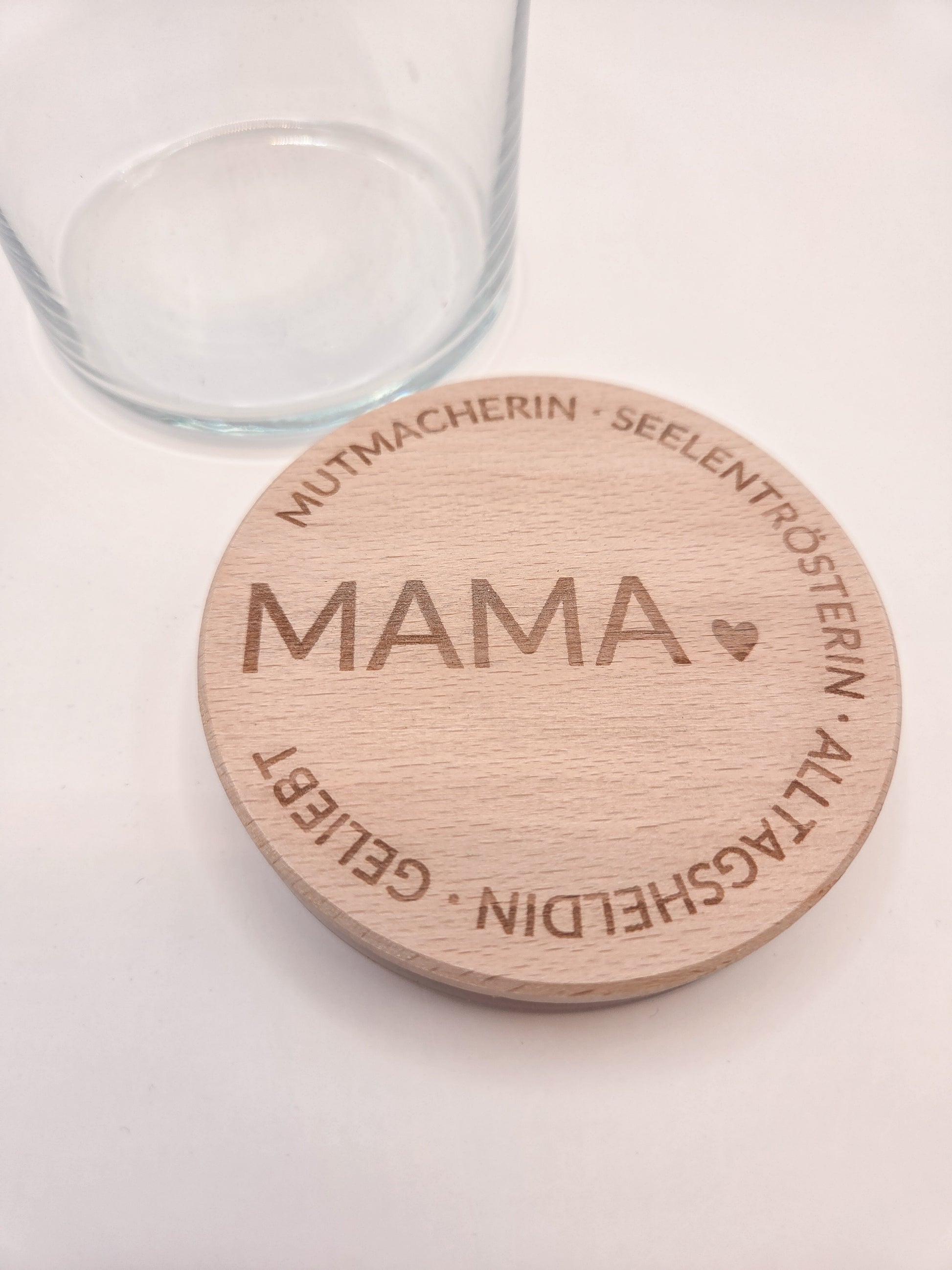 Geschenkglas Mama mit Holzdeckel Gravur personalisiert Muttertag Geschenk liebevoll dekoriert mit Pralinen in sanften Rosa und Cremefarben Glas mit Holzdeckel hochwertig graviert MAMA mit Herz und liebevollen Worten Geschenkidee für Mama Geburtstag Weihnachten kleines Geschenk für Mutter Glas befüllt mit edlen Pralinen skandinavischer Stil hell freundlich modern Geschenkglas Mama personalisiert nachhaltig wiederverwendbar Süßigkeiten nicht enthalten