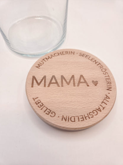 Geschenkglas Mama mit Holzdeckel Gravur personalisiert Muttertag Geschenk liebevoll dekoriert mit Pralinen in sanften Rosa und Cremefarben Glas mit Holzdeckel hochwertig graviert MAMA mit Herz und liebevollen Worten Geschenkidee für Mama Geburtstag Weihnachten kleines Geschenk für Mutter Glas befüllt mit edlen Pralinen skandinavischer Stil hell freundlich modern Geschenkglas Mama personalisiert nachhaltig wiederverwendbar Süßigkeiten nicht enthalten