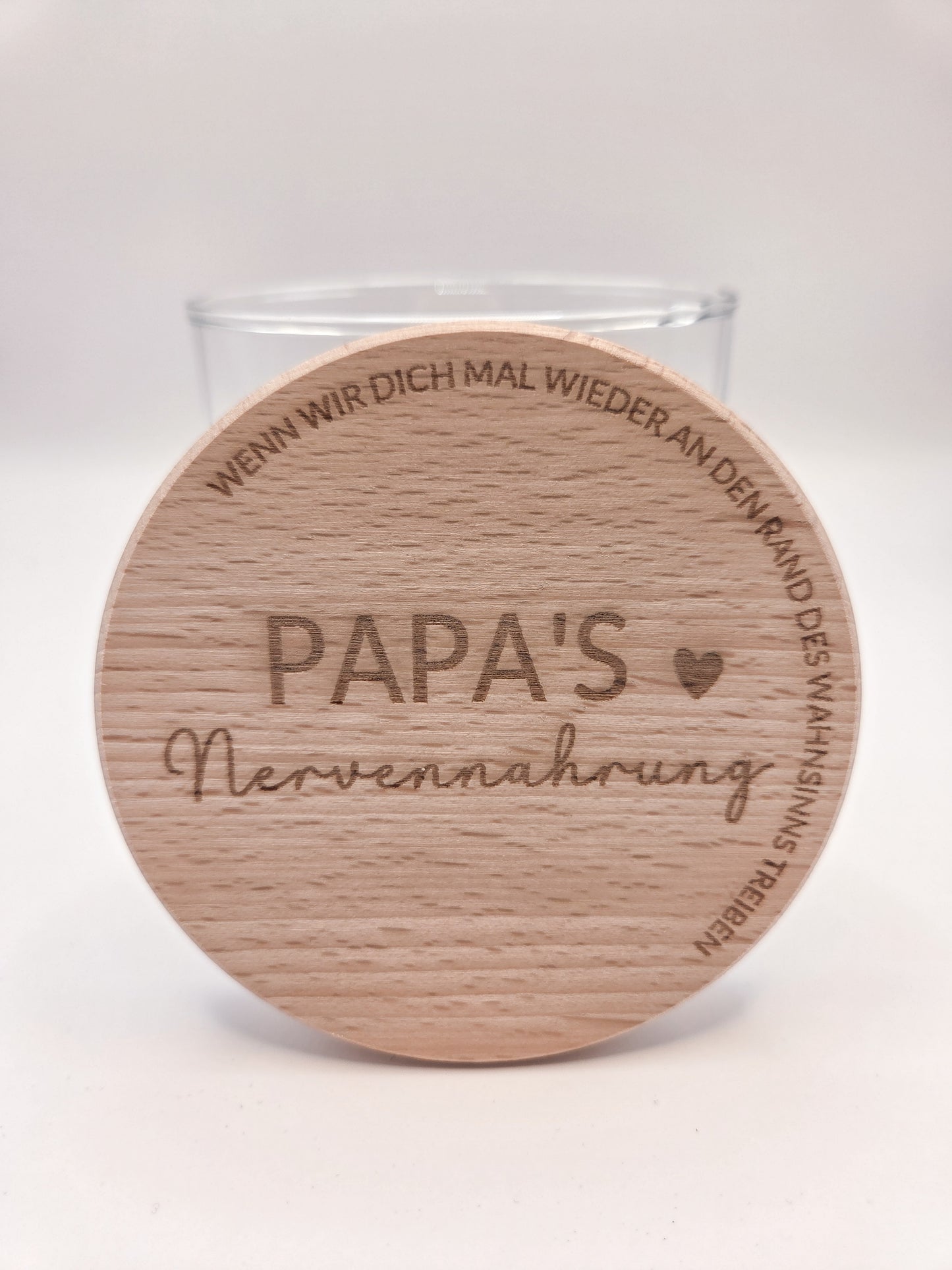 Geschenkglas für Papa mit graviertem Holzdeckel Papa’s Nervennahrung modernes Vatertagsgeschenk aus Glas und Buchenholz liebevolle Geschenkidee für Vater Geburtstag Weihnachten Papa Geschenk mit Gravur Glasdose zum Befüllen mit Süßigkeiten oder Snacks nachhaltiges Geschenk für Männer stilvolles Glas im Skandi Design hochwertiger Holzdeckel personalisiertes Gefühl ohne Personalisierung Geschenk für Papa von Kindern originell emotional und praktisch zugleich