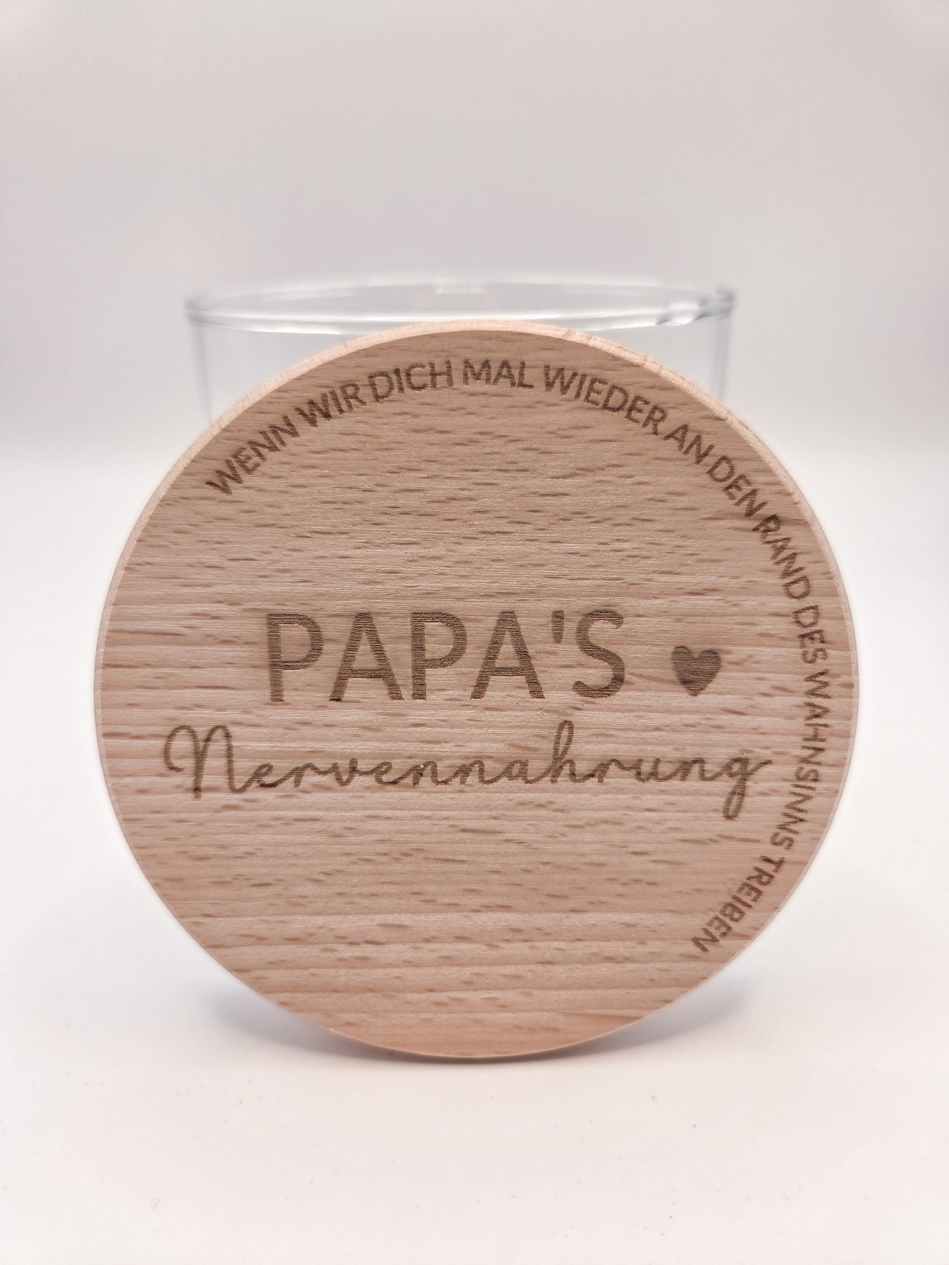 Geschenkglas für Papa mit graviertem Holzdeckel Papa’s Nervennahrung modernes Vatertagsgeschenk aus Glas und Buchenholz liebevolle Geschenkidee für Vater Geburtstag Weihnachten Papa Geschenk mit Gravur Glasdose zum Befüllen mit Süßigkeiten oder Snacks nachhaltiges Geschenk für Männer stilvolles Glas im Skandi Design hochwertiger Holzdeckel personalisiertes Gefühl ohne Personalisierung Geschenk für Papa von Kindern originell emotional und praktisch zugleich