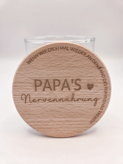Geschenkglas für Papa mit graviertem Holzdeckel Papa’s Nervennahrung modernes Vatertagsgeschenk aus Glas und Buchenholz liebevolle Geschenkidee für Vater Geburtstag Weihnachten Papa Geschenk mit Gravur Glasdose zum Befüllen mit Süßigkeiten oder Snacks nachhaltiges Geschenk für Männer stilvolles Glas im Skandi Design hochwertiger Holzdeckel personalisiertes Gefühl ohne Personalisierung Geschenk für Papa von Kindern originell emotional und praktisch zugleich