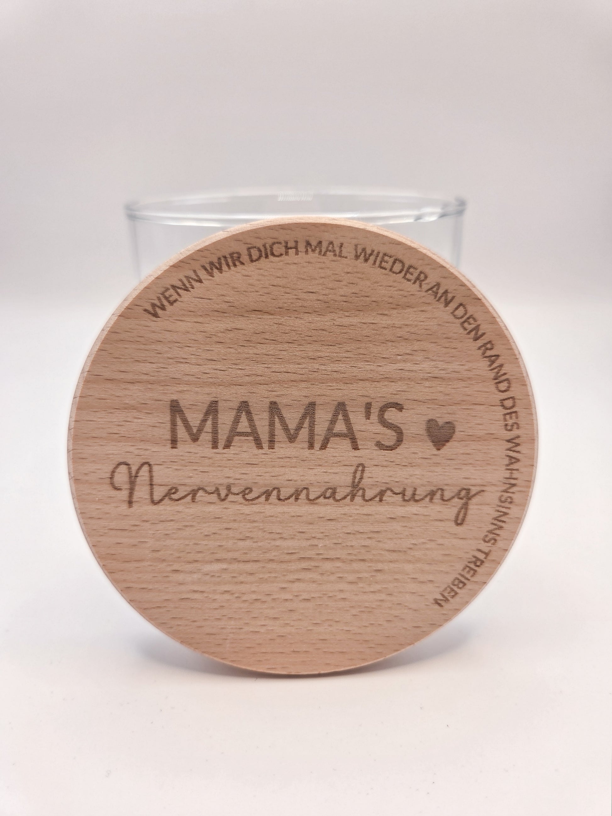 Geschenkglas Mama Nervennahrung mit Holzdeckel Gravur Mama Geschenk Muttertag Geschenkidee Mama Glas personalisiert modern skandi Glasdose mit Pralinen Schokolade Süßigkeiten Deko liebevoll minimalistisch Geschenk für Mama Geburtstag Geschenk Mutter Geschenkglas Glasbehälter mit Deckel Holz graviert Spruch Mama Geschenkidee Frau Freundin Mama Glas Aufbewahrung Küche Dekoglas modern hochwertig nachhaltig Geschenkidee Muttertag Geburtstag Mama Aufmerksamkeit kleine Geschenkidee Mama Love Geschenkglas skandina